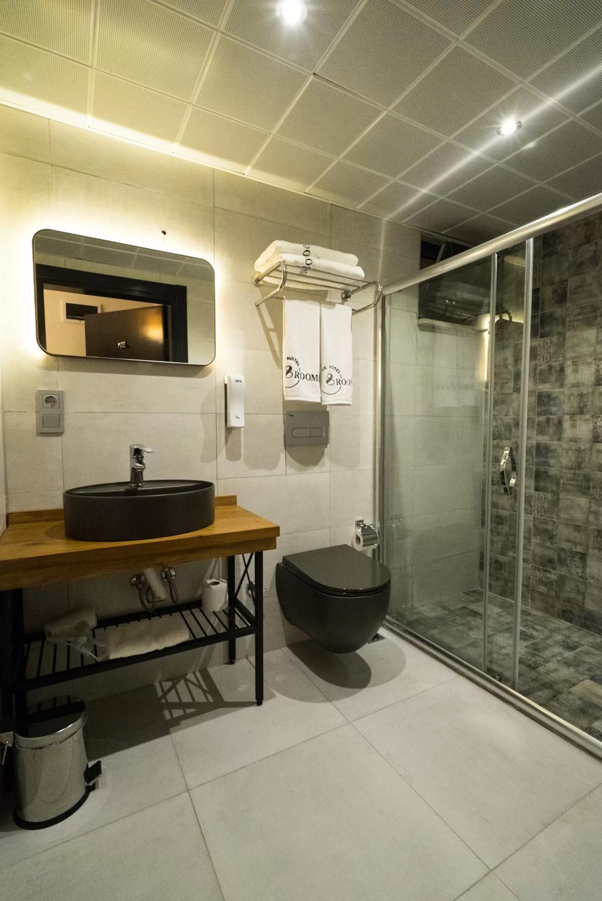 Shower in 8 Rooms Hotel