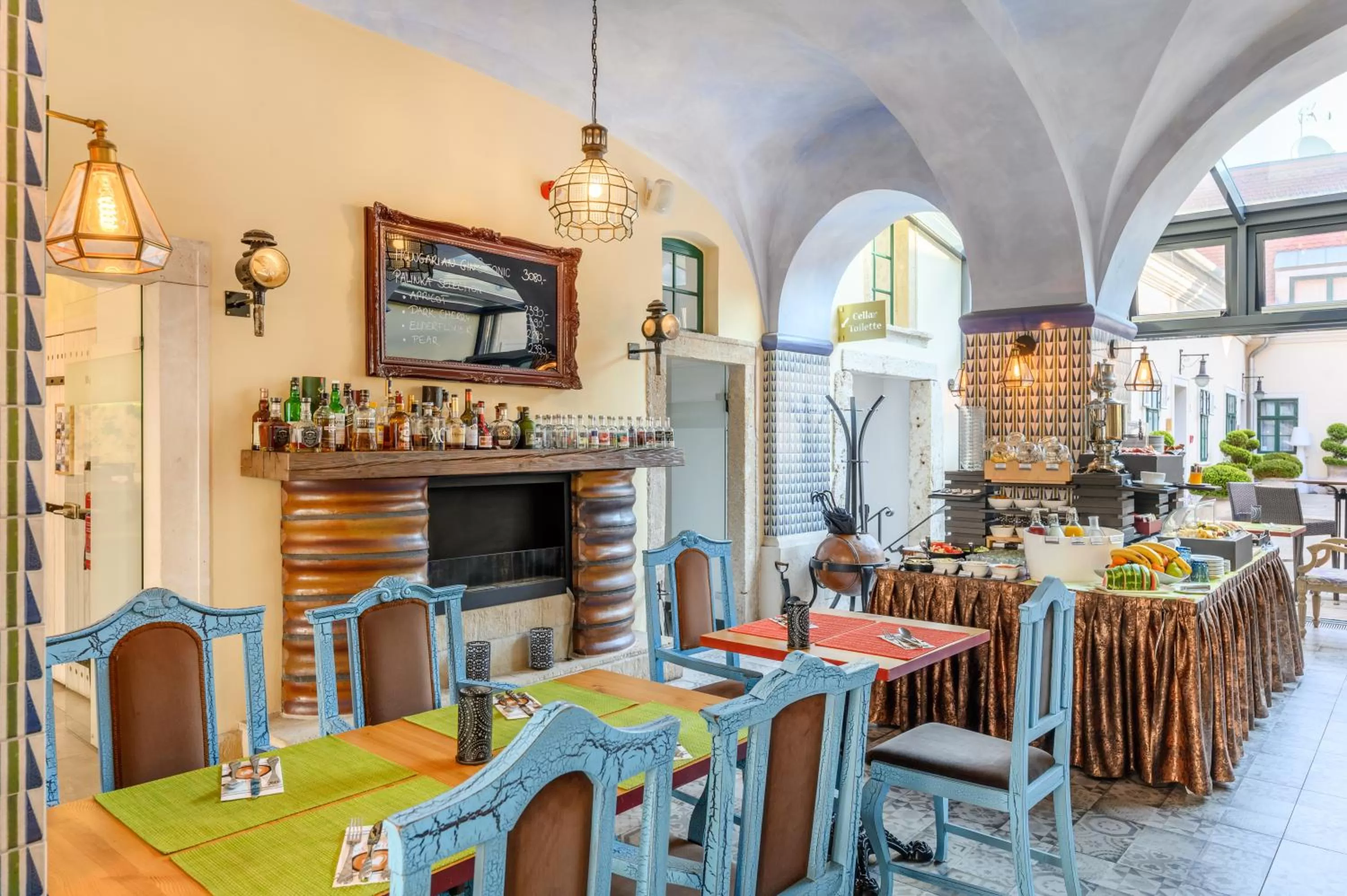 Restaurant/places to eat in Maison Bistro & Hotel