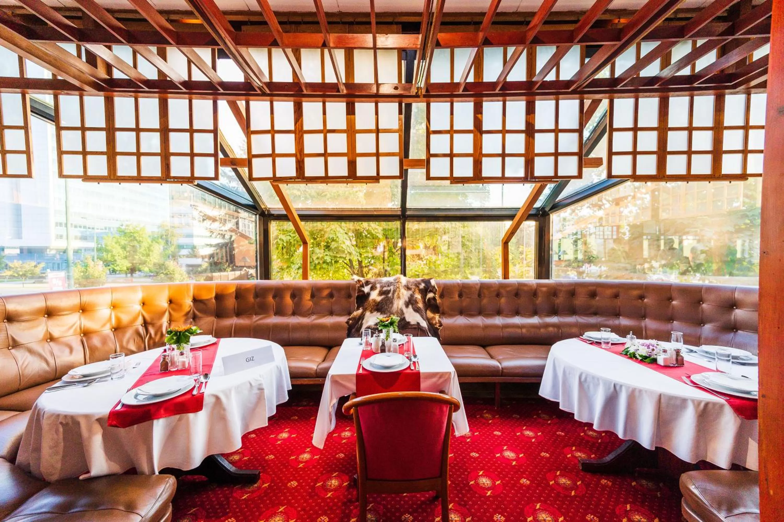 Restaurant/places to eat in Hotel Holiday