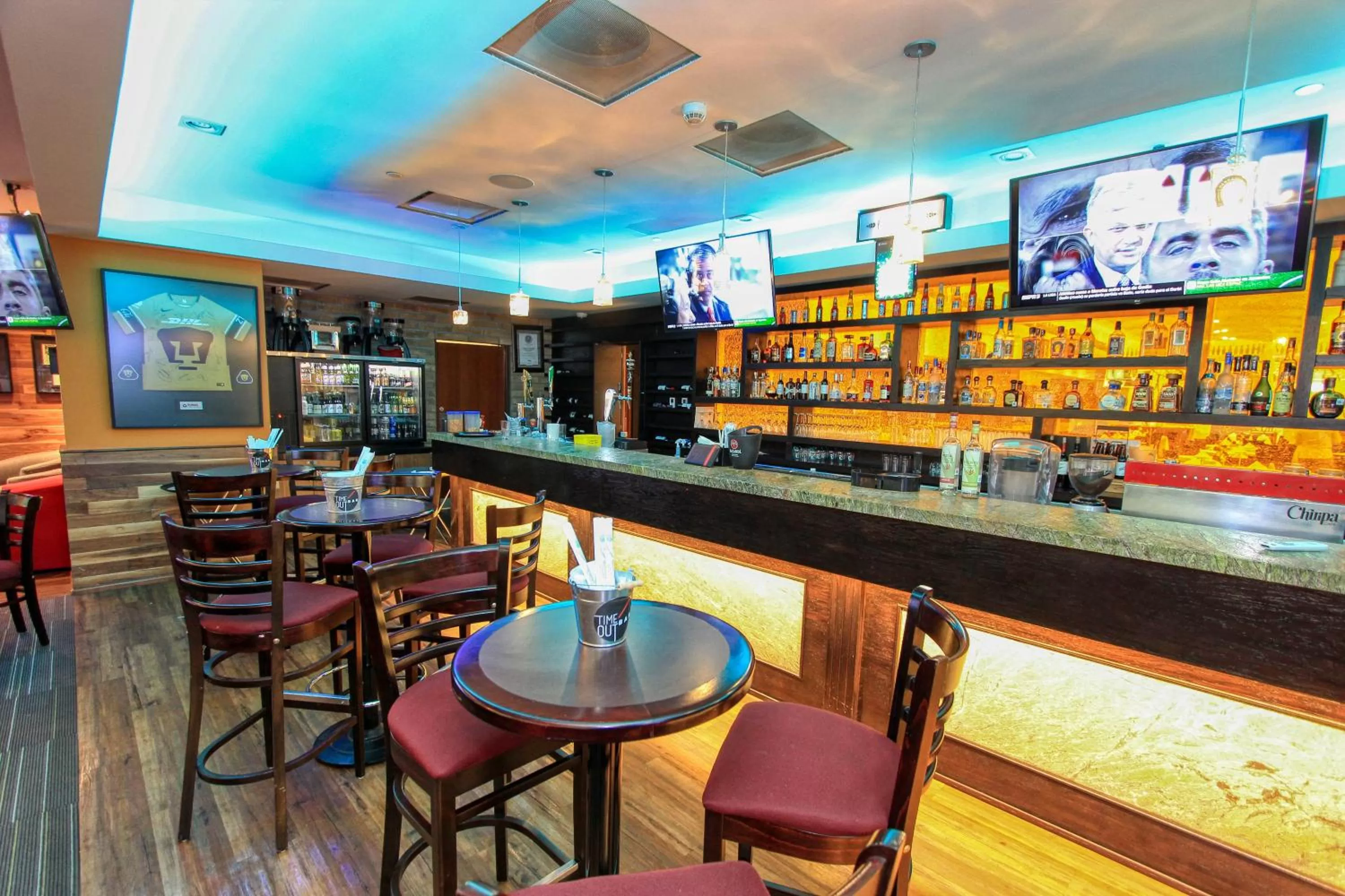 Lounge or bar in Holiday Inn & Suites Plaza Mayor by IHG