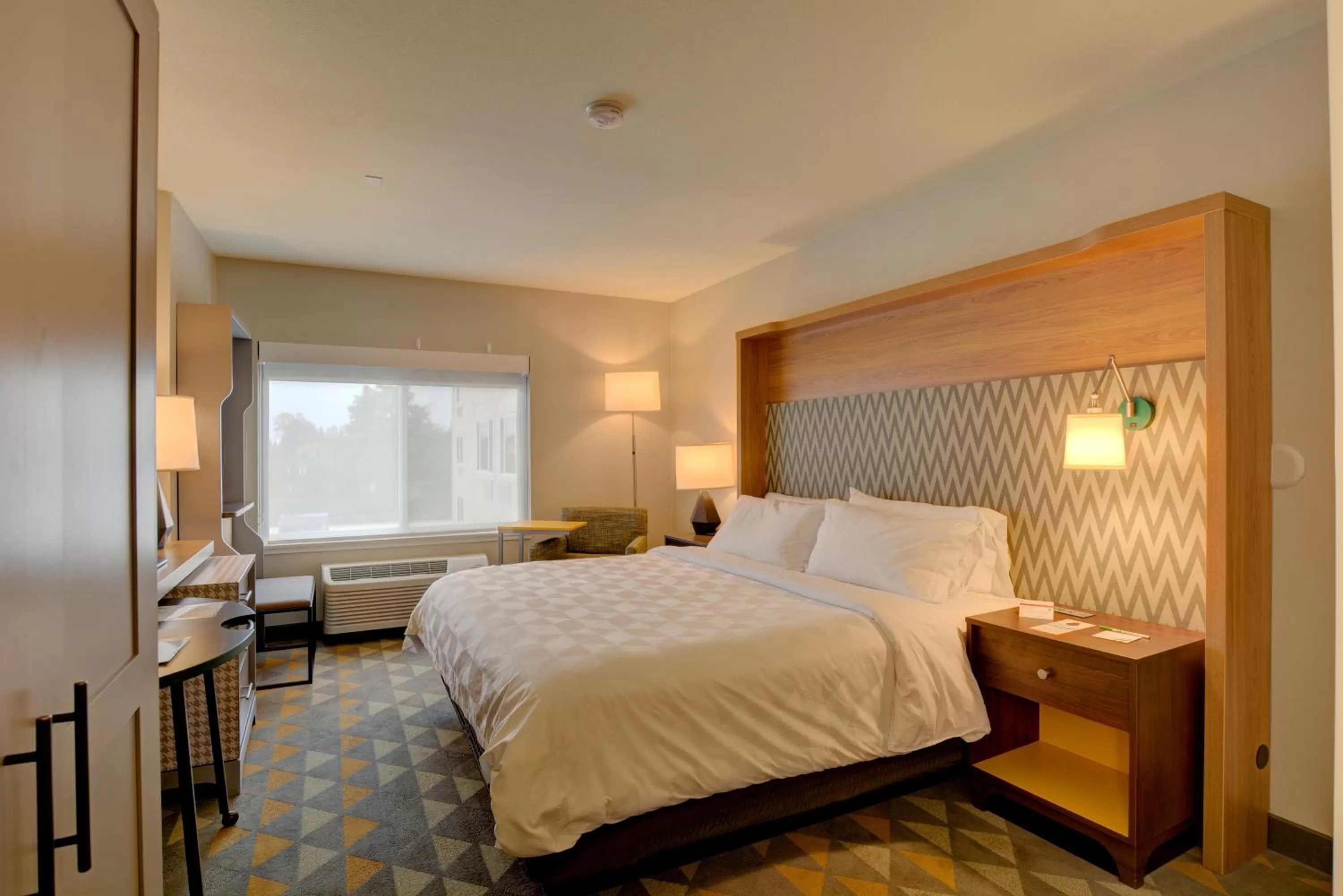 Photo of the whole room, Bed in Holiday Inn - Salem by IHG