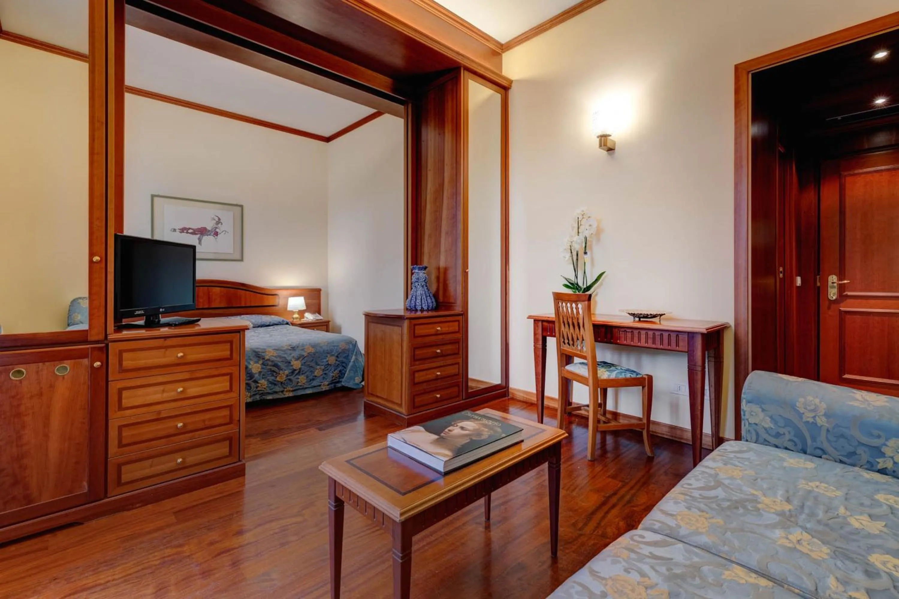 Living room, Bed in Hotel Continental