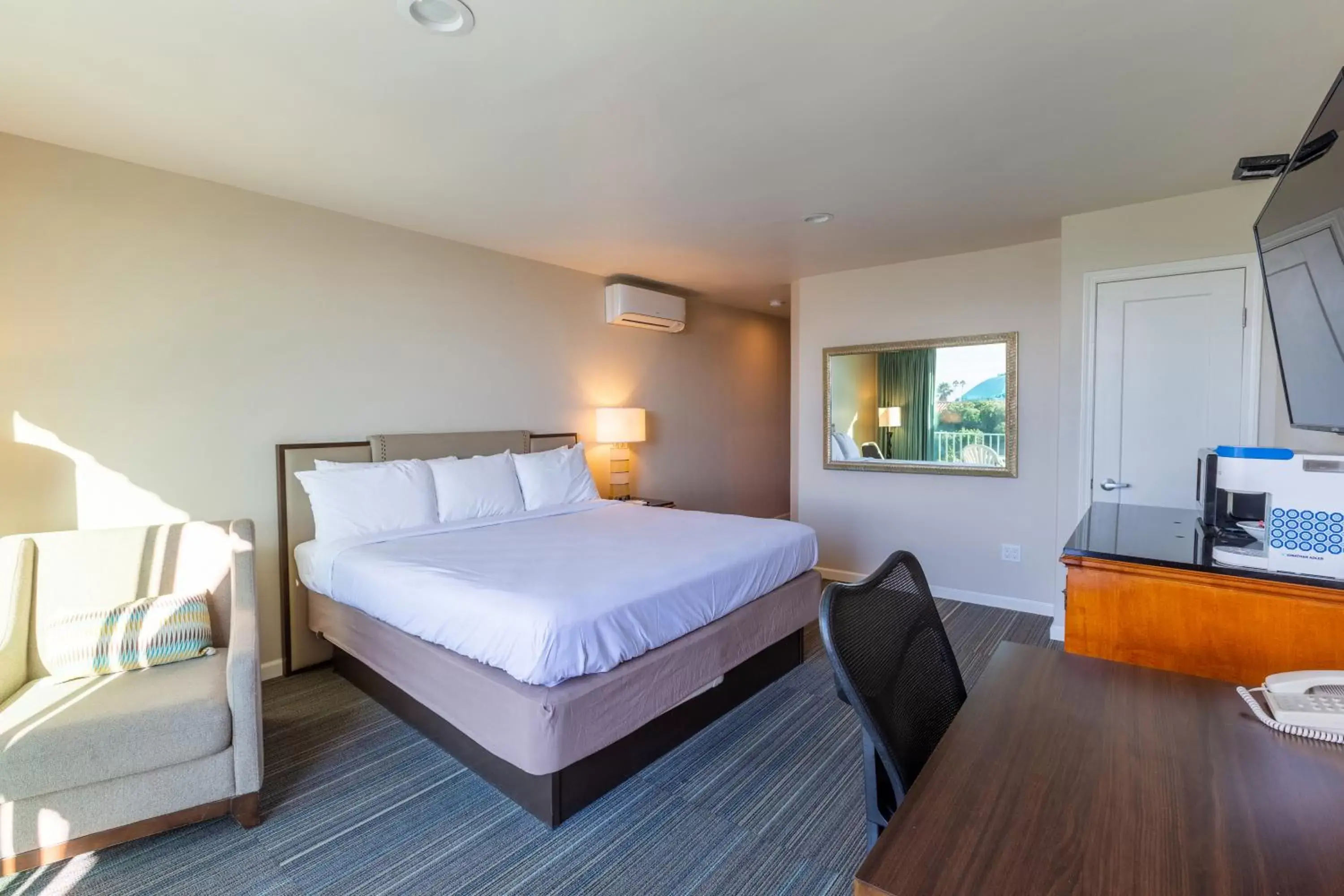 King Room Partial Sea View with Balcony in Moonlight Beach Motel King Room Partial Sea View with Balcony in Moonlight Beach Motel