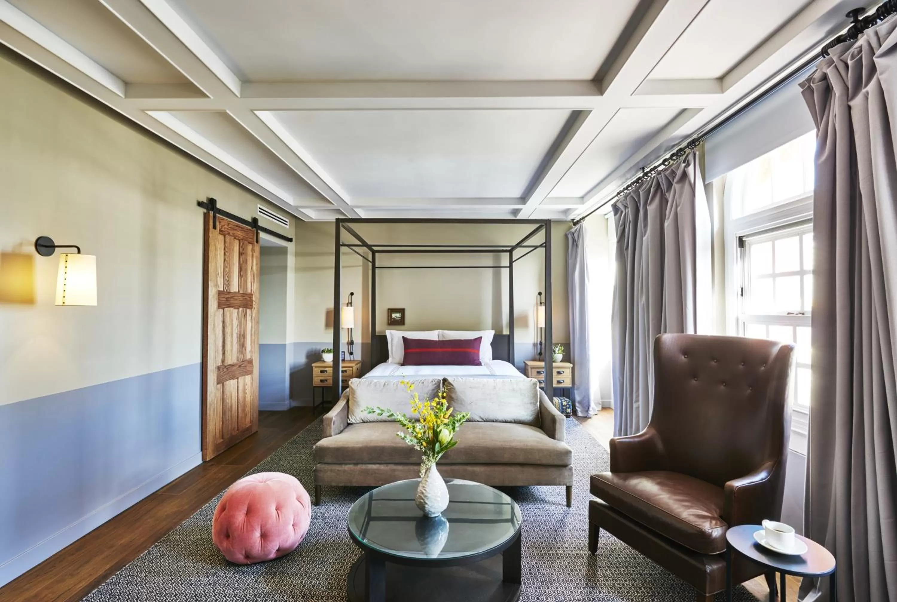 Photo of the whole room in The Hollywood Roosevelt