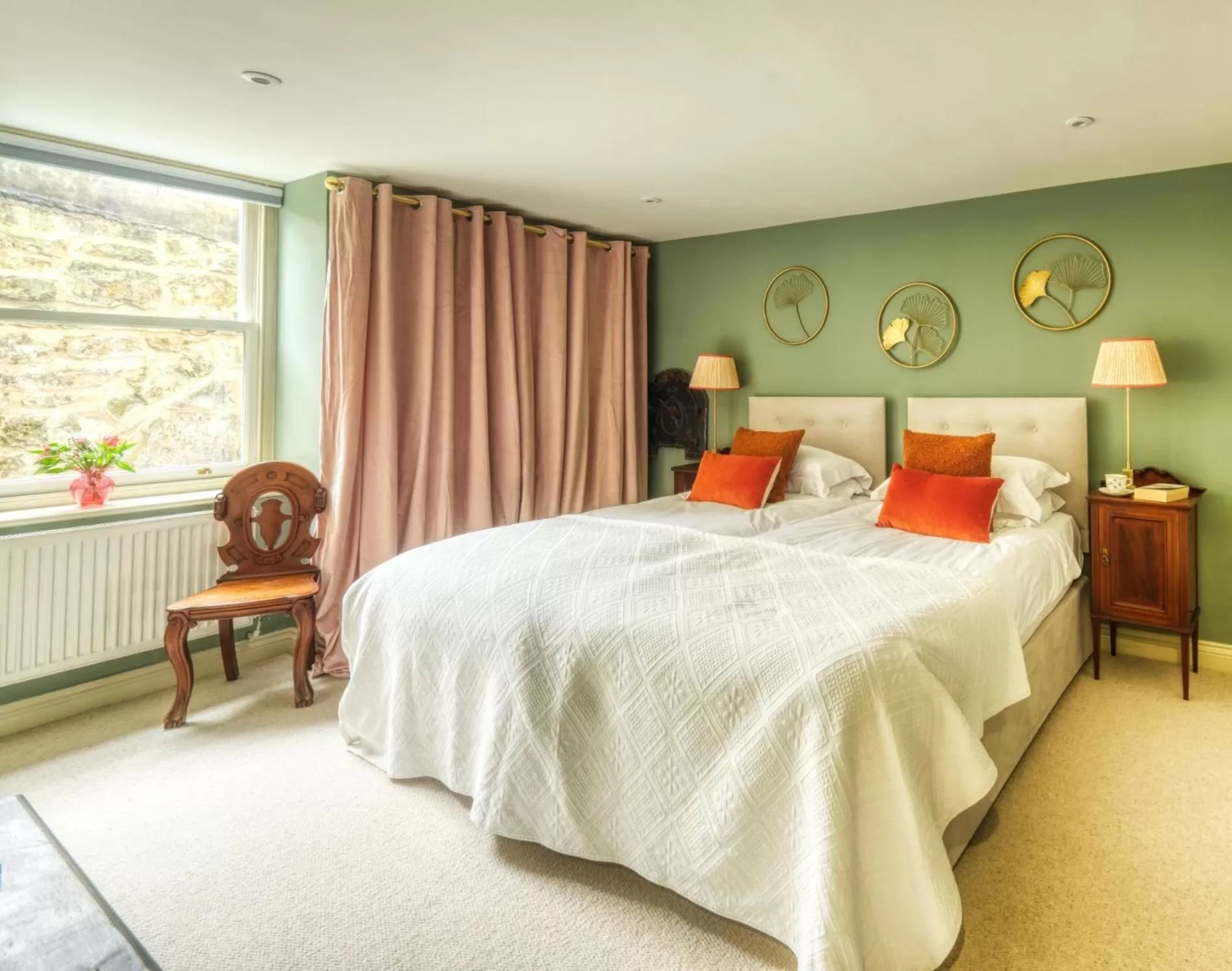 Shower, Bed in Hill House