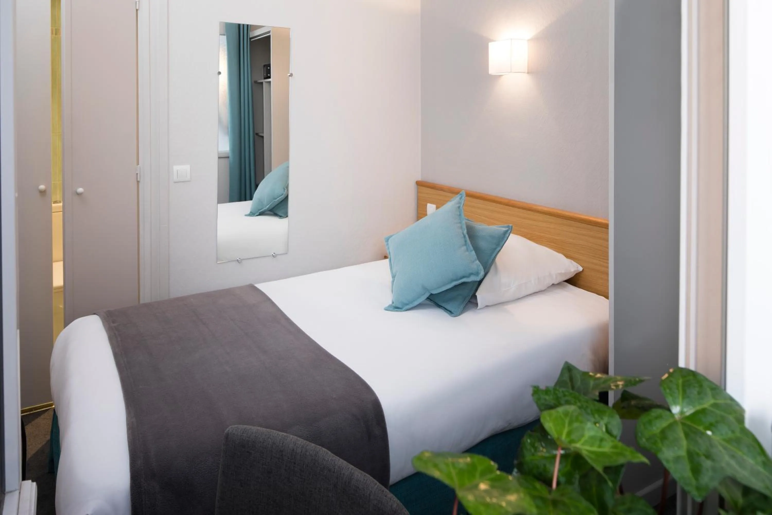 Patio, Bed in A l'Hôtel Des Roys