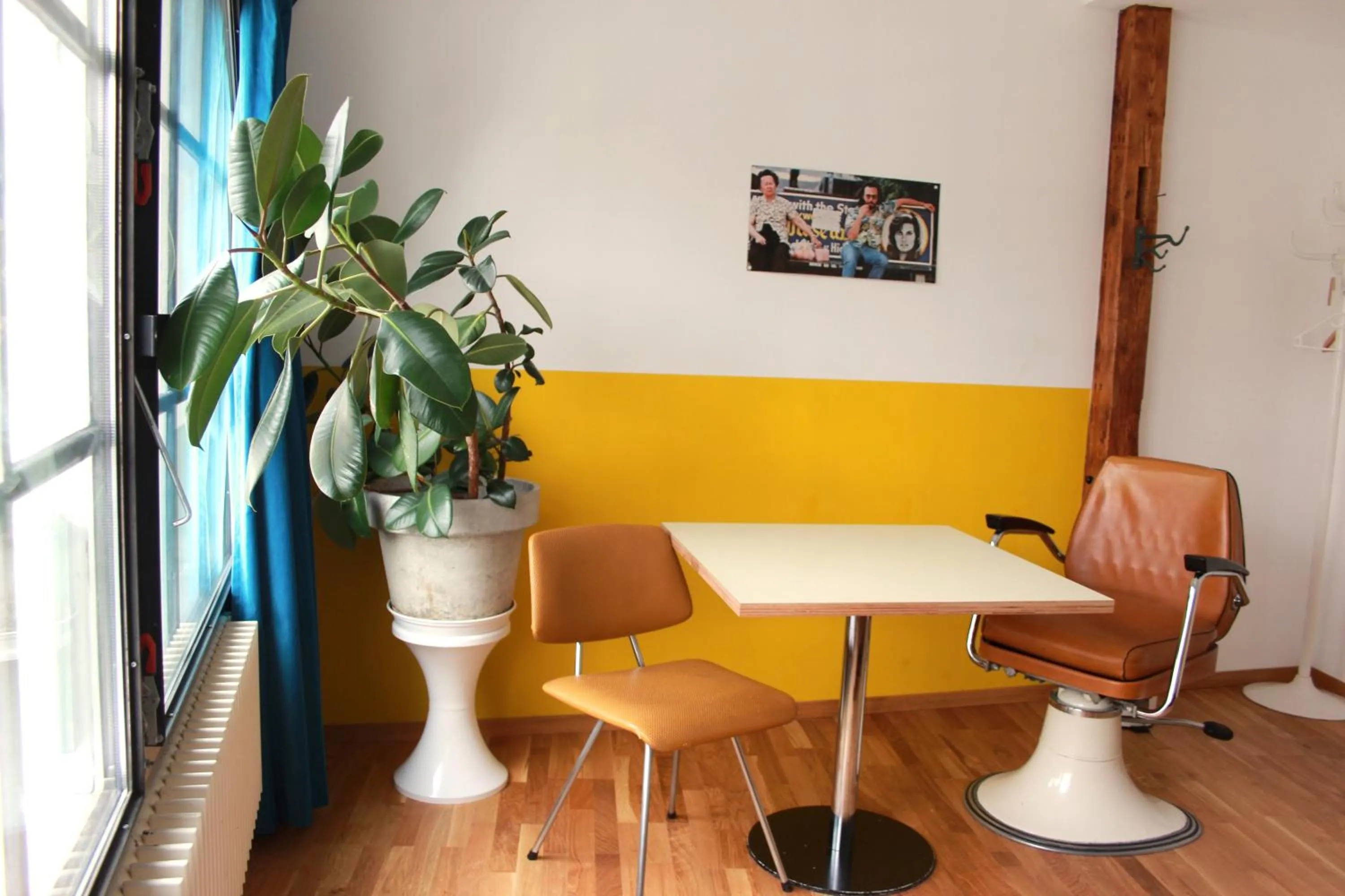 Photo of the whole room in Basel Backpack