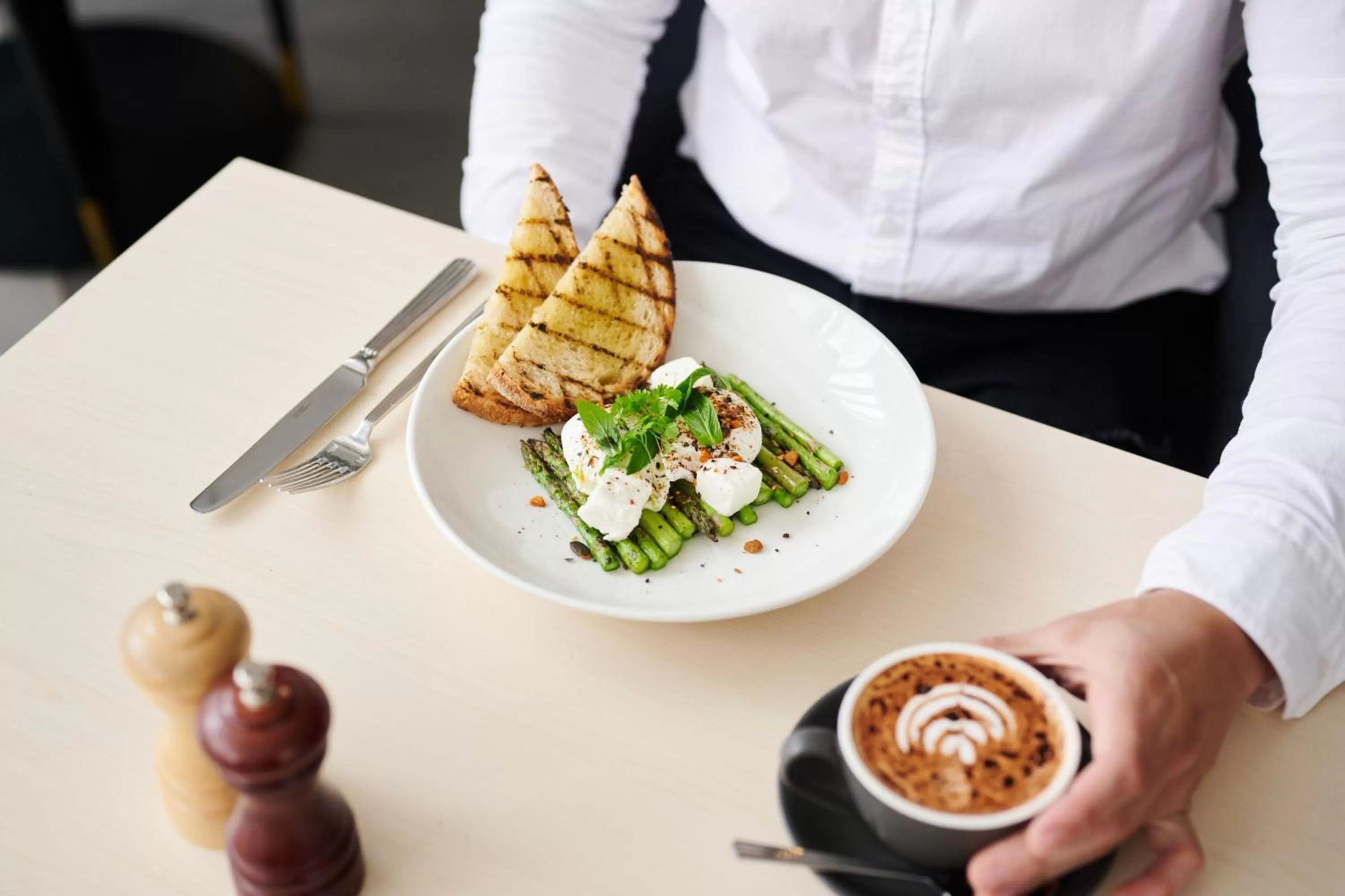 Restaurant/places to eat in Midnight Hotel, Autograph Collection