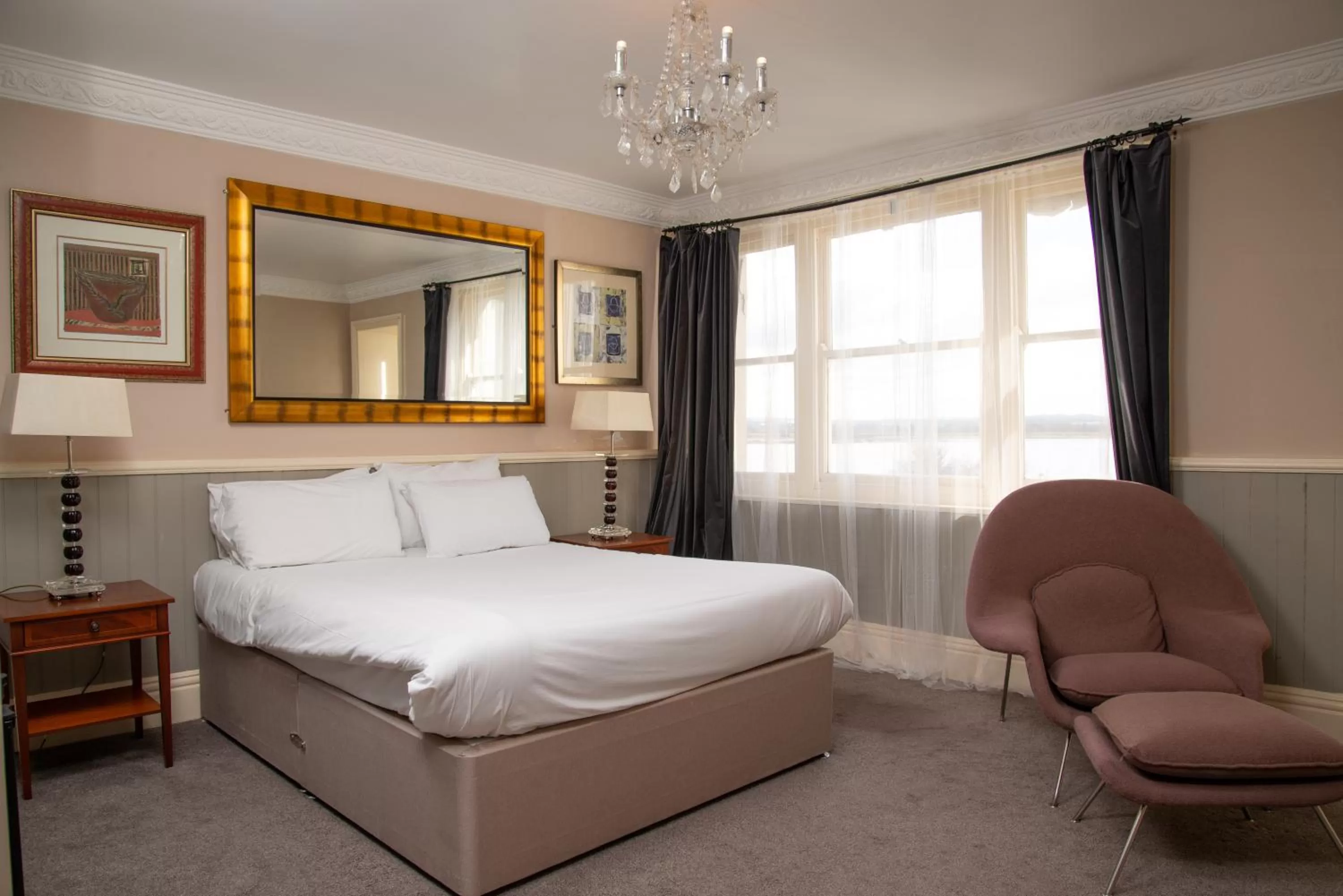 Bedroom, Bed in Royal Hotel, Bar & Grill