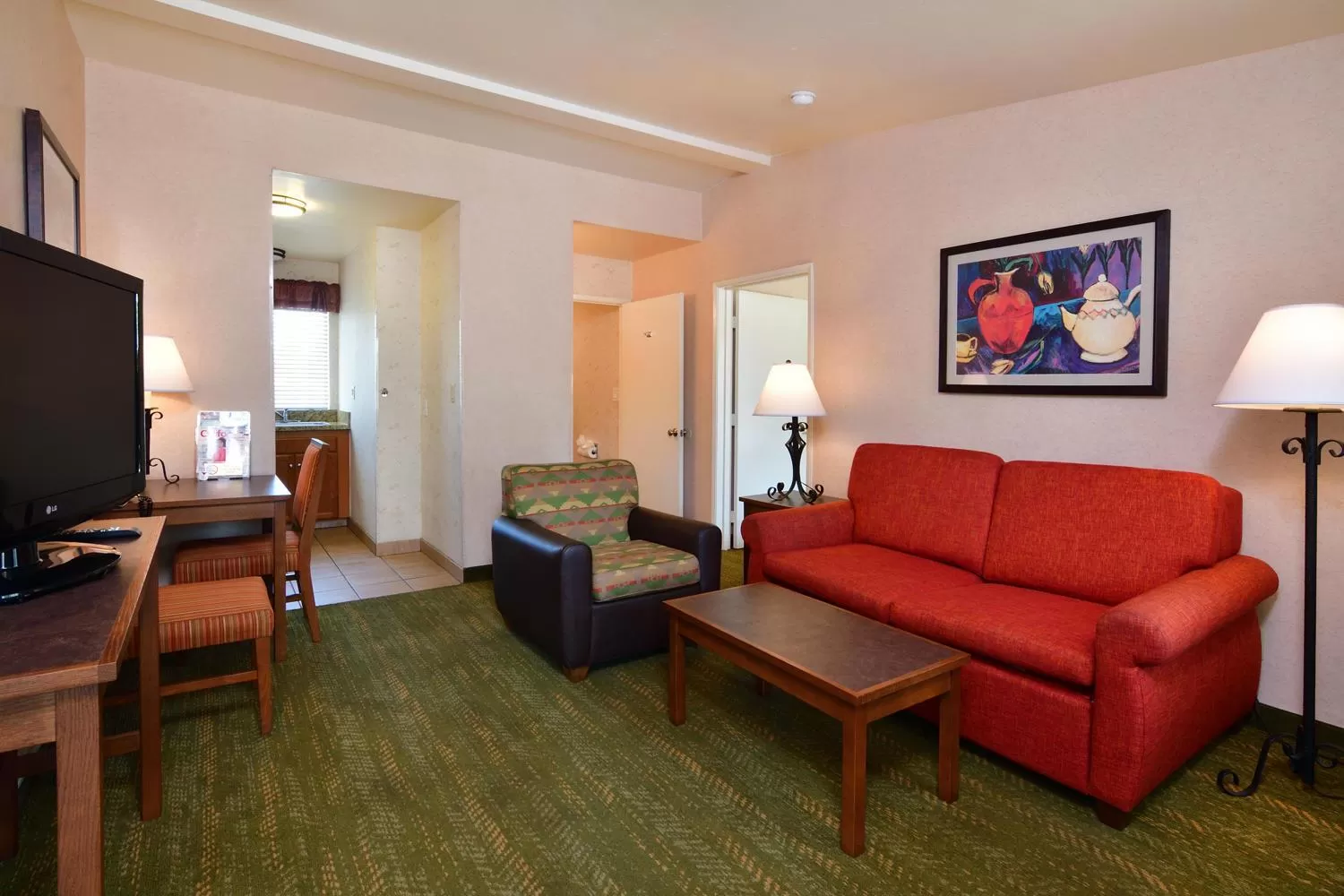 Living room in Lamplighter Inn & Suites at SDSU