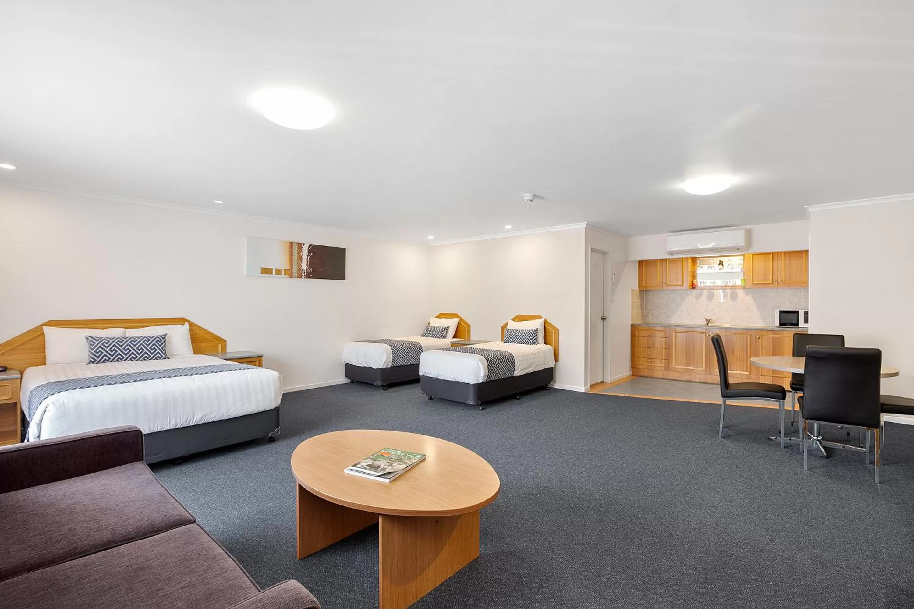 Photo of the whole room, Bed in Thunderbird Motel Yass