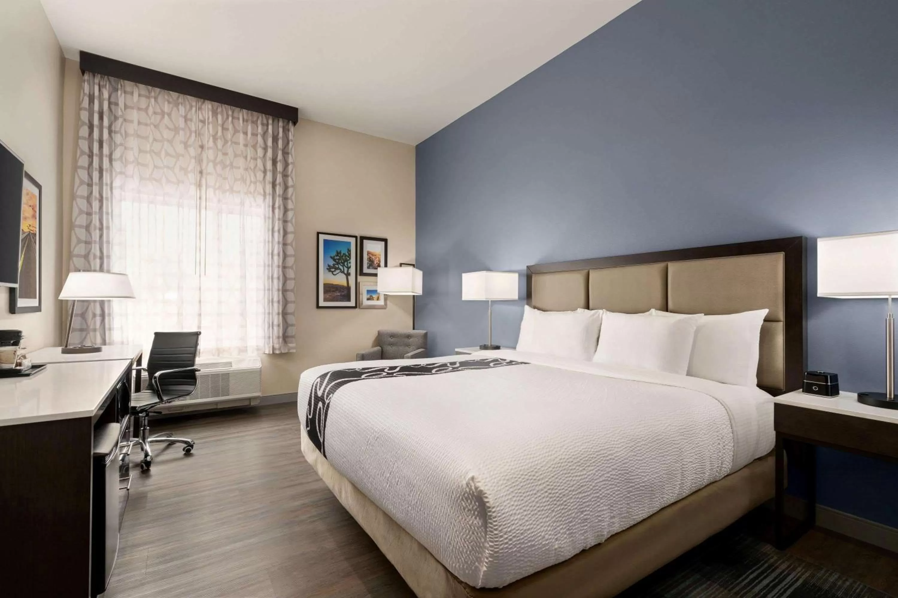 Photo of the whole room, Bed in La Quinta Inn & Suites by Wyndham San Bernardino