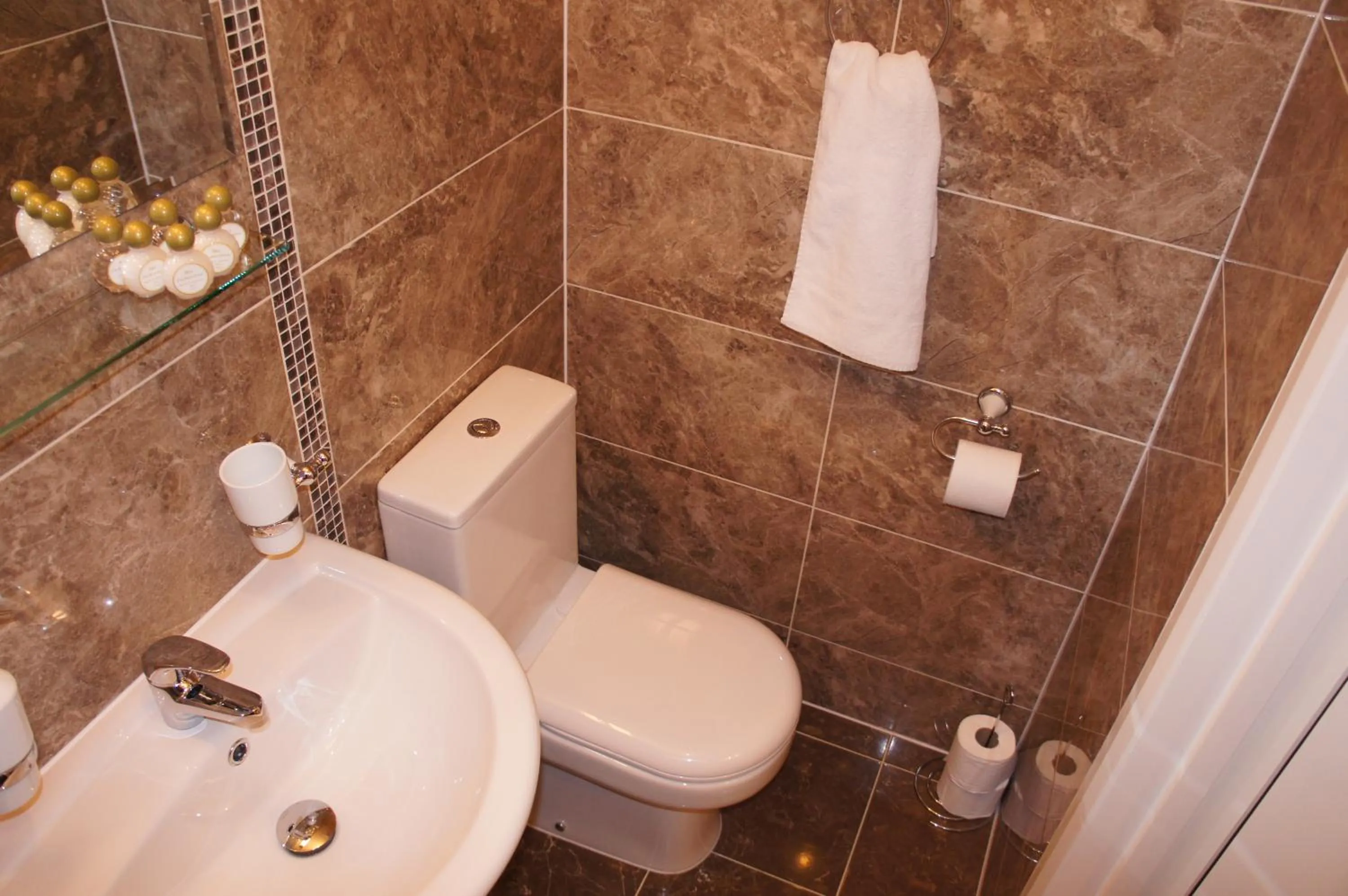 Bathroom in Sapphire Hotel London