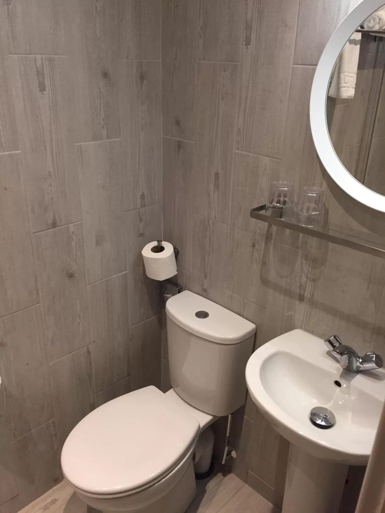 Bathroom in Carlton Hotel