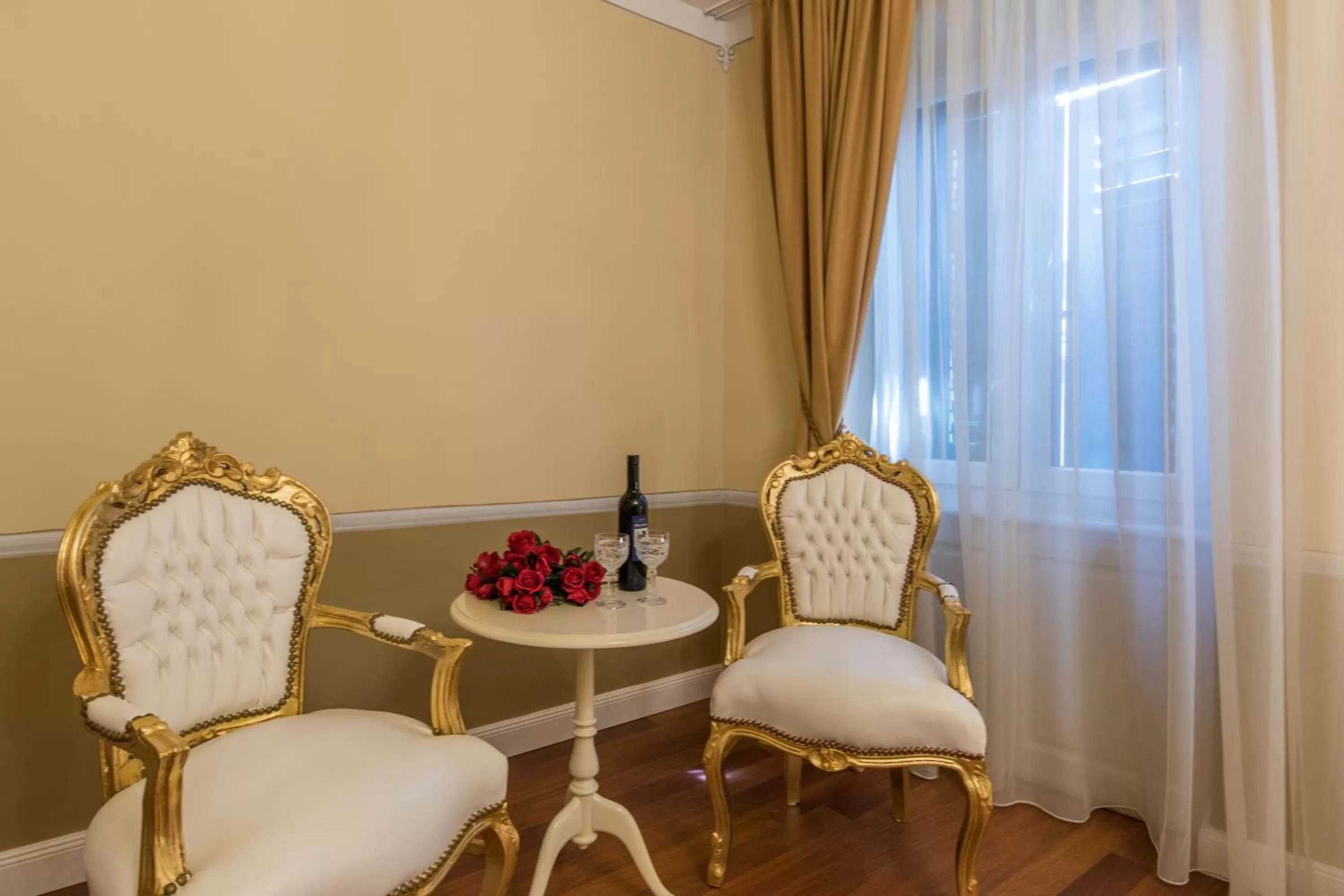 Living room in Central Square Heritage Hotel