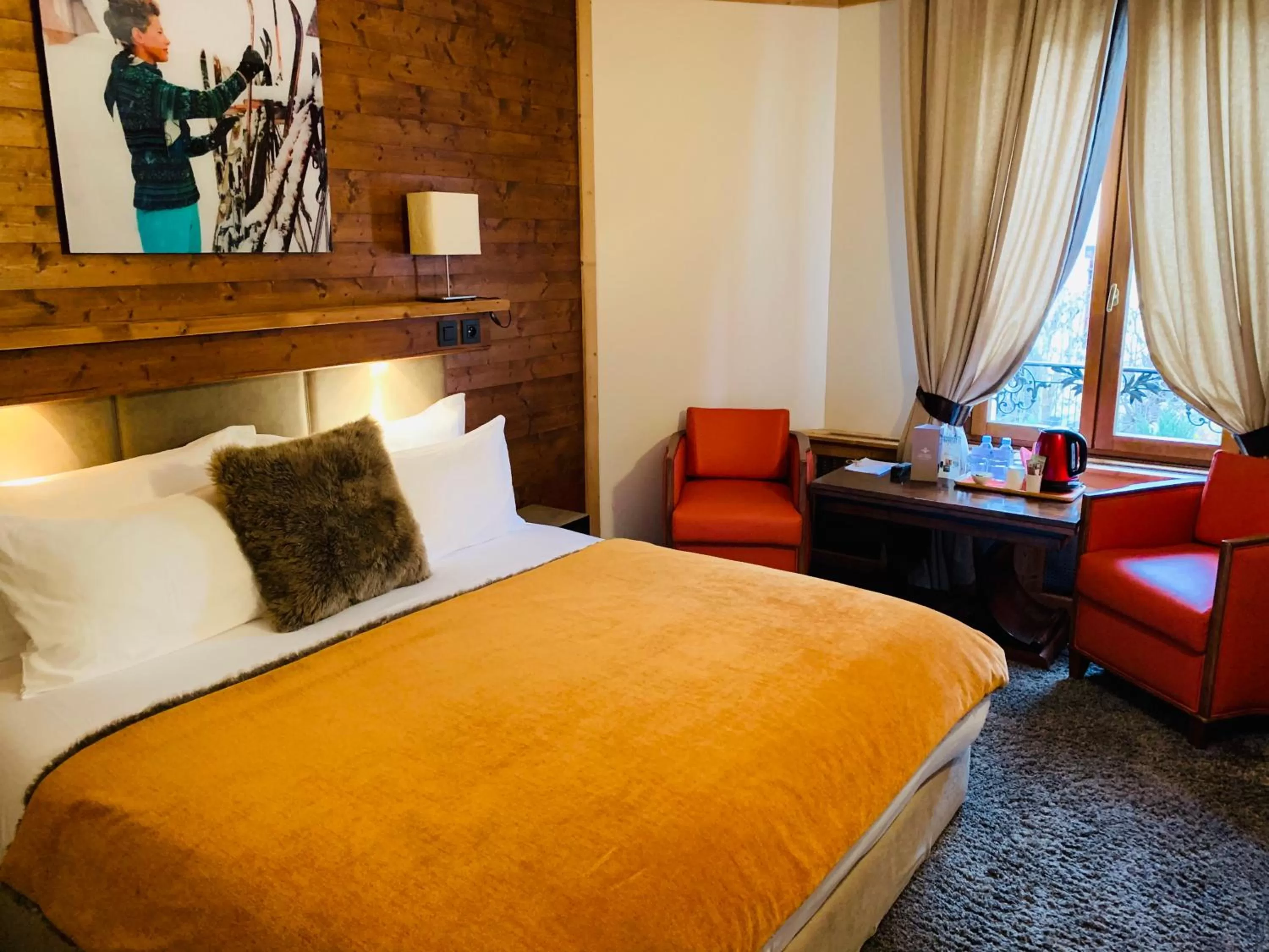 Photo of the whole room, Bed in Coeur des Neiges