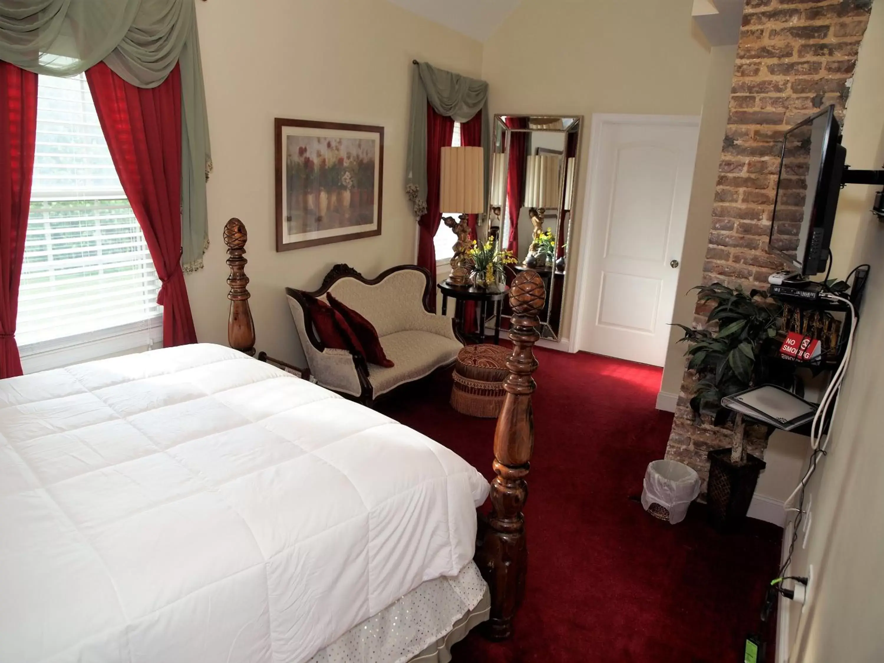 Deluxe Double Room with Seating Area in Ma Margarets House Bed and Breakfast Deluxe Double Room with Seating Area in Ma Margarets House Bed and Breakfast