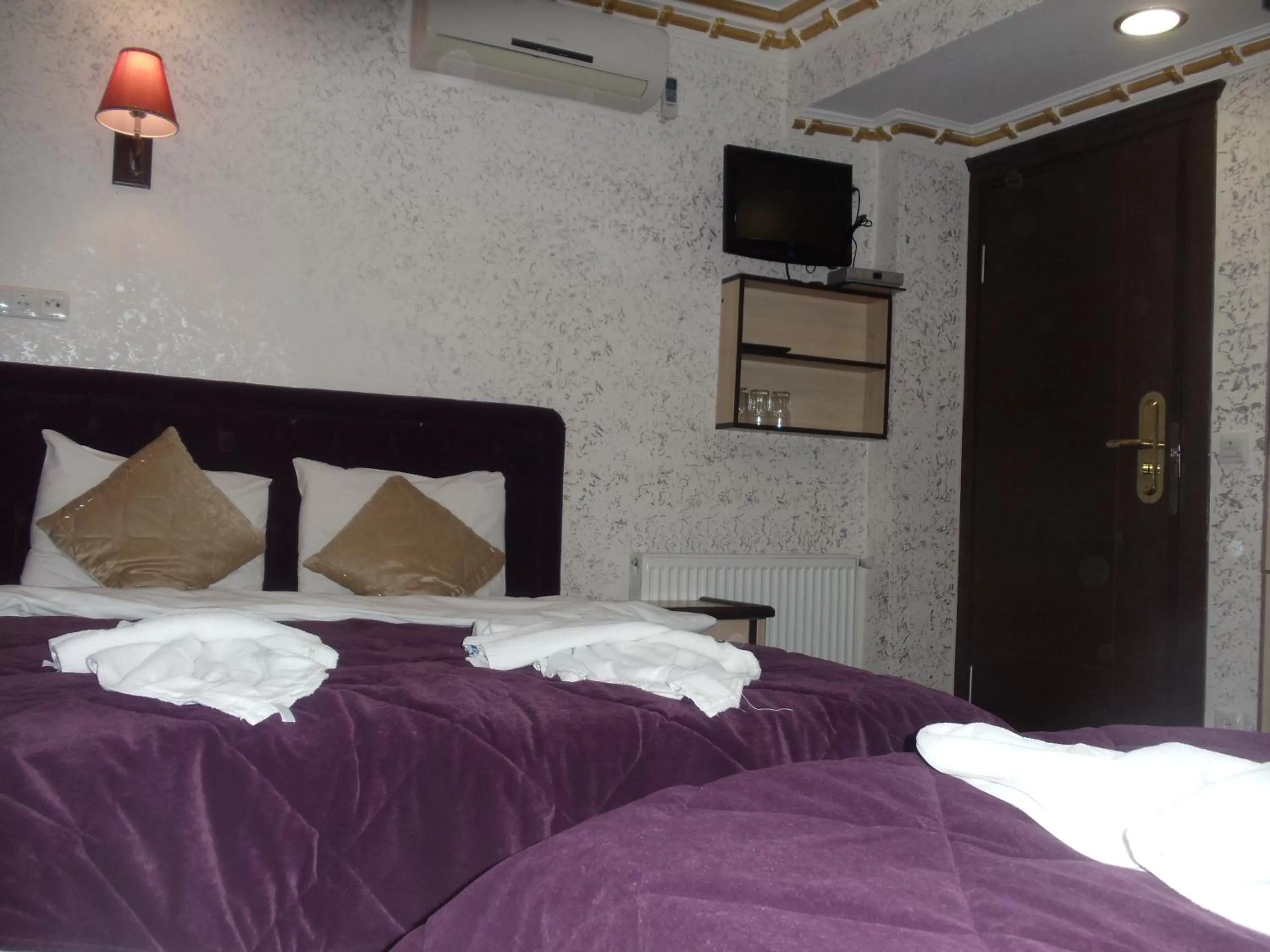 TV and multimedia, Bed in Ares Hotel