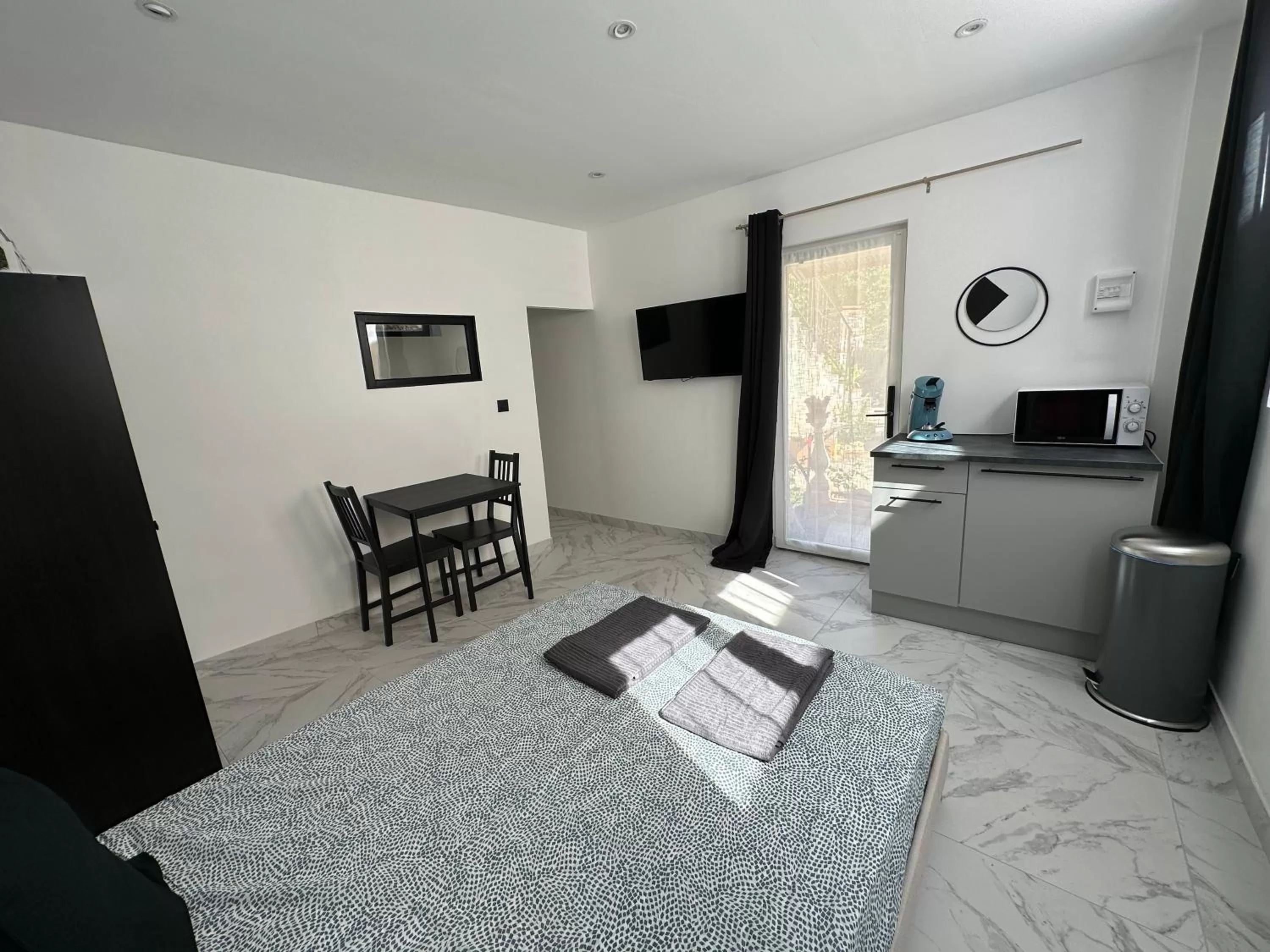 Photo of the whole room in La maison de Giulia Menton