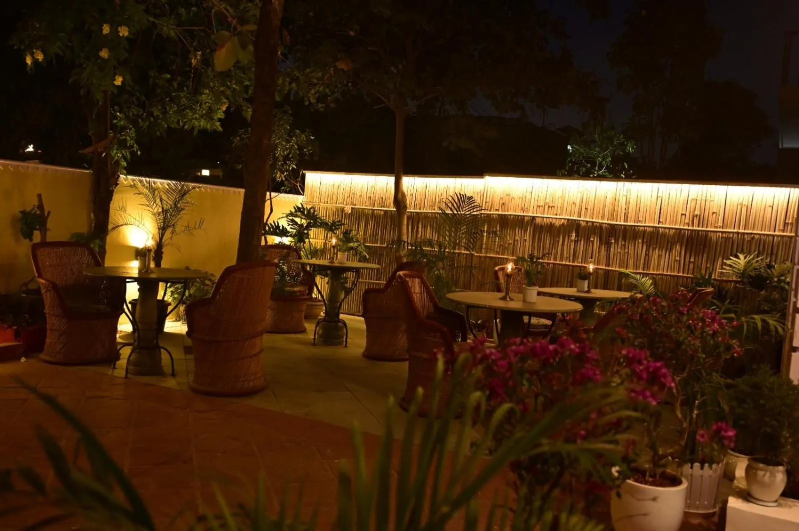 Restaurant/places to eat in Anuraag Villa
