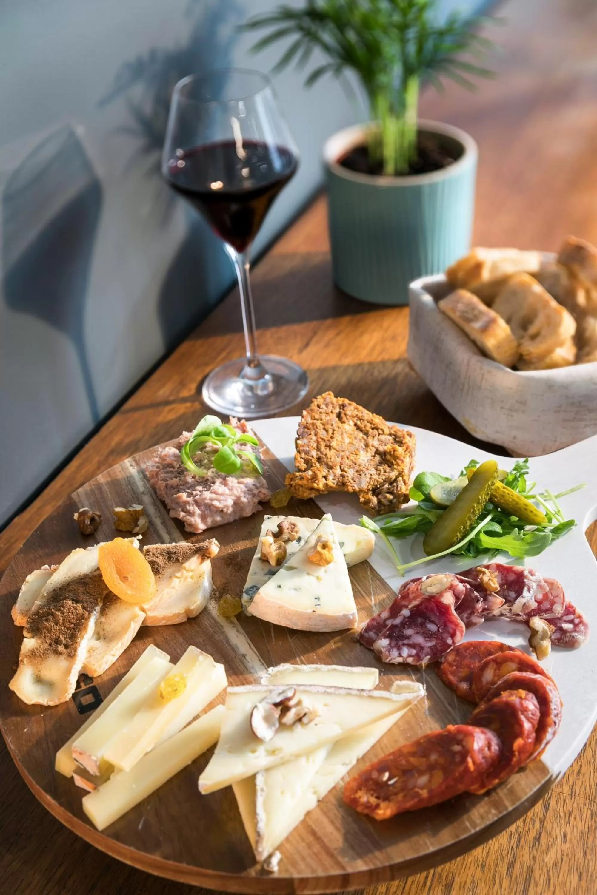 Lounge or bar in Hotel Kaijoo by HappyCulture