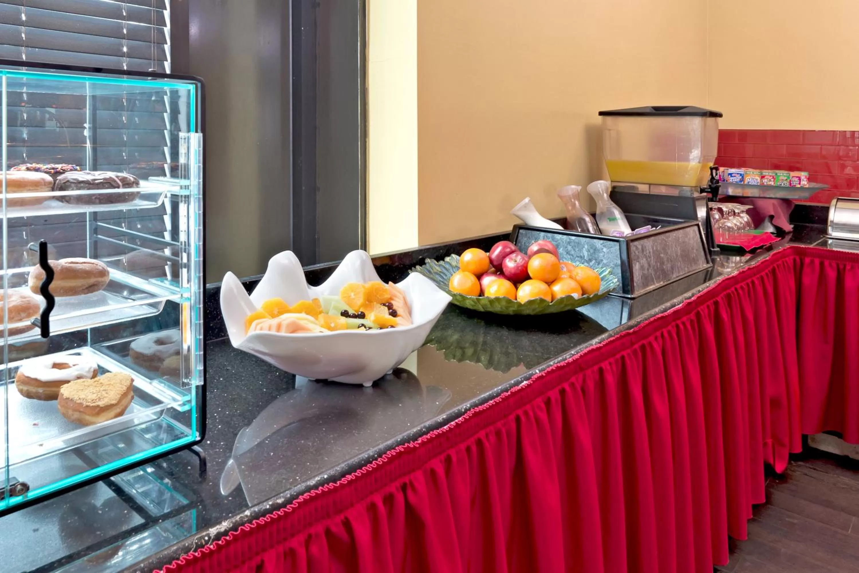 Restaurant/places to eat in Wyndham Garden Totowa