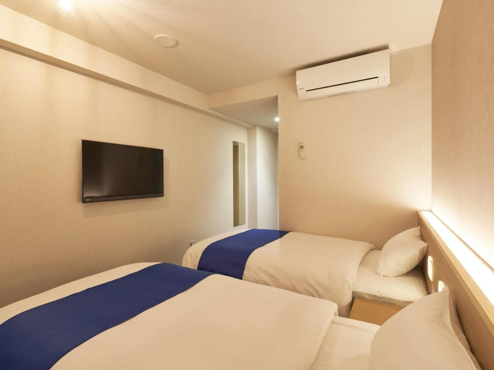 Photo of the whole room, Bed in Hotel Meriken Port Kobe Motomachi