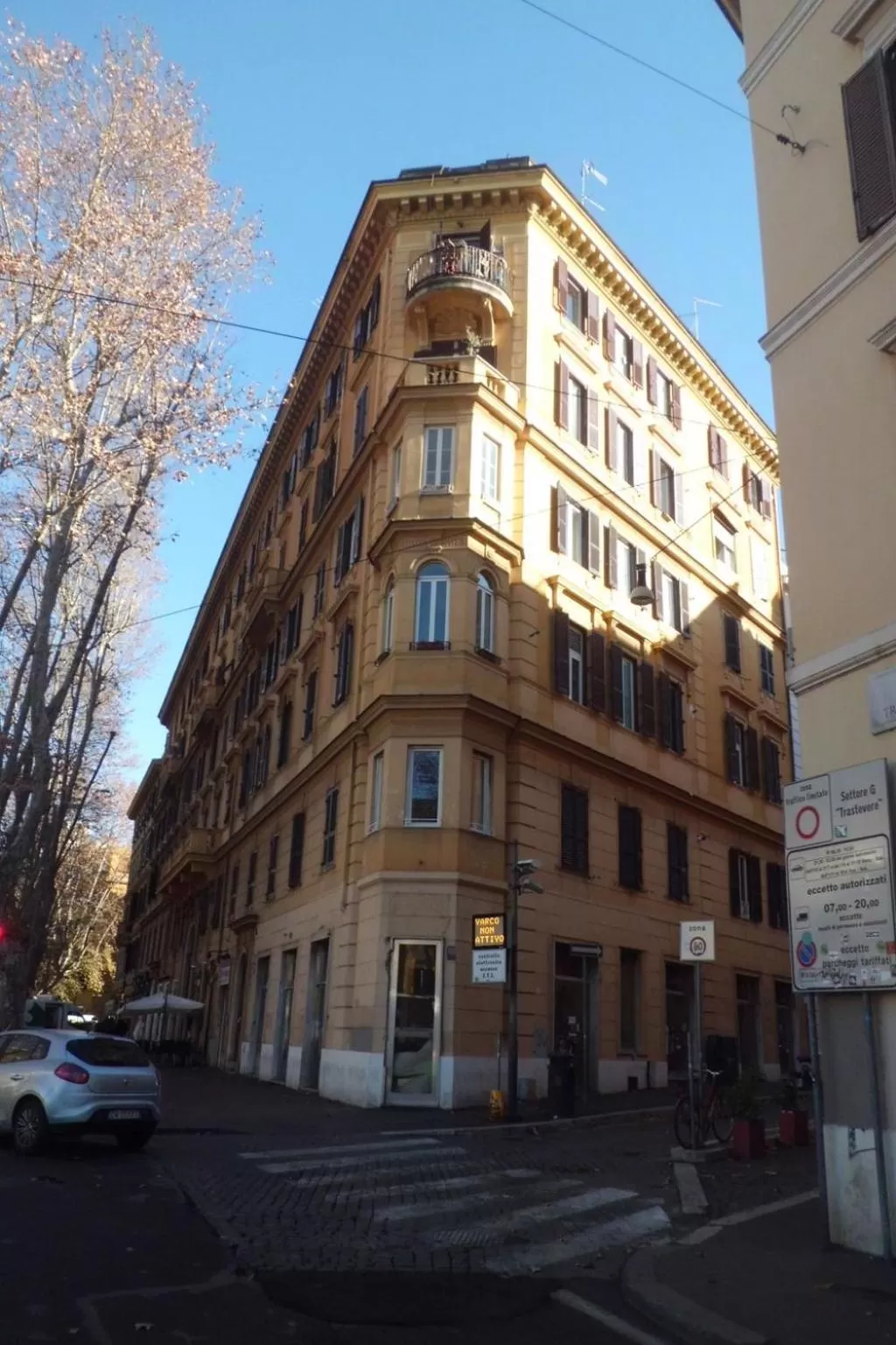 Property building in Paola A Trastevere