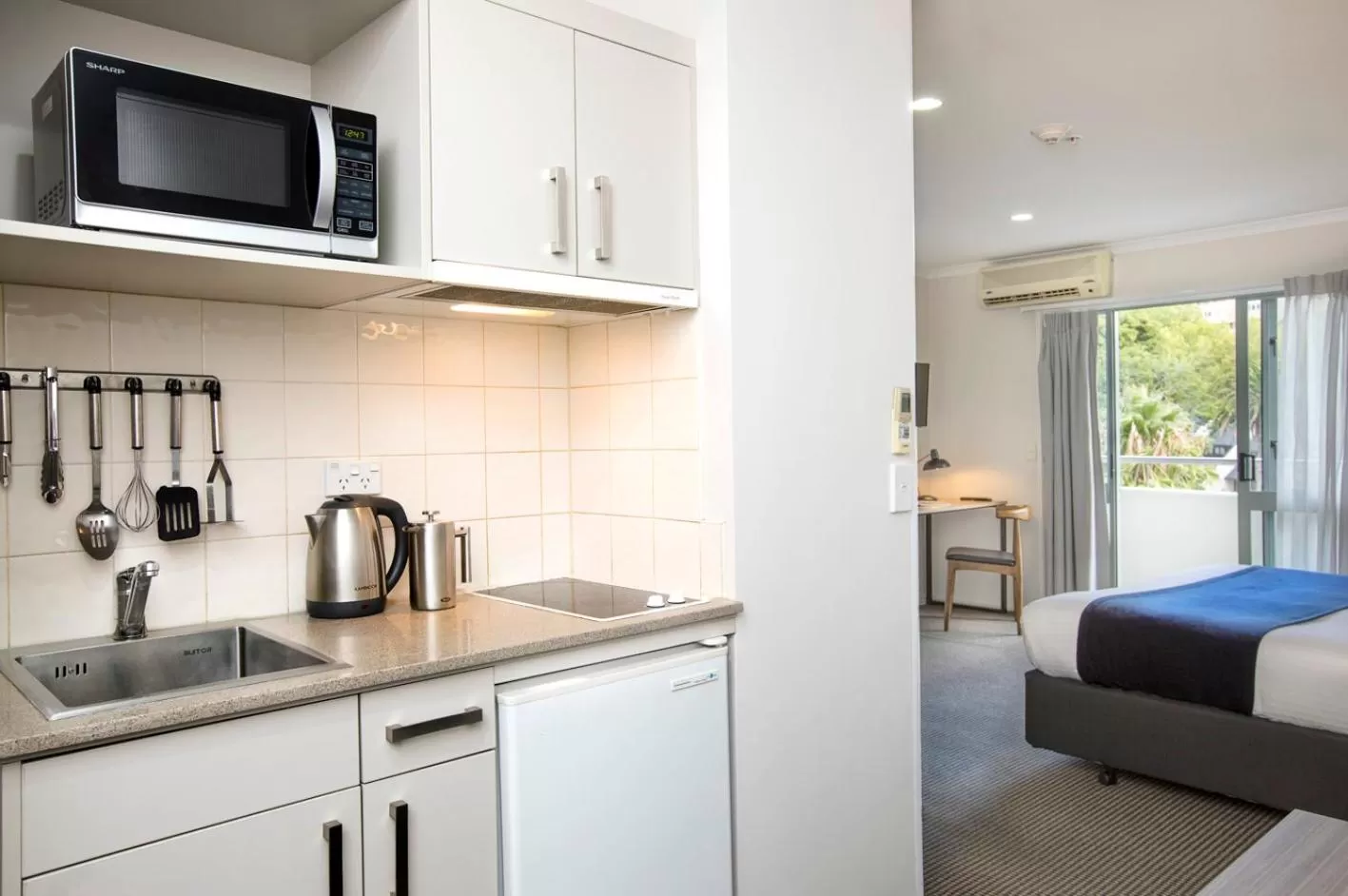 Kitchen or kitchenette, Bed in Quest Auckland Serviced Apartments