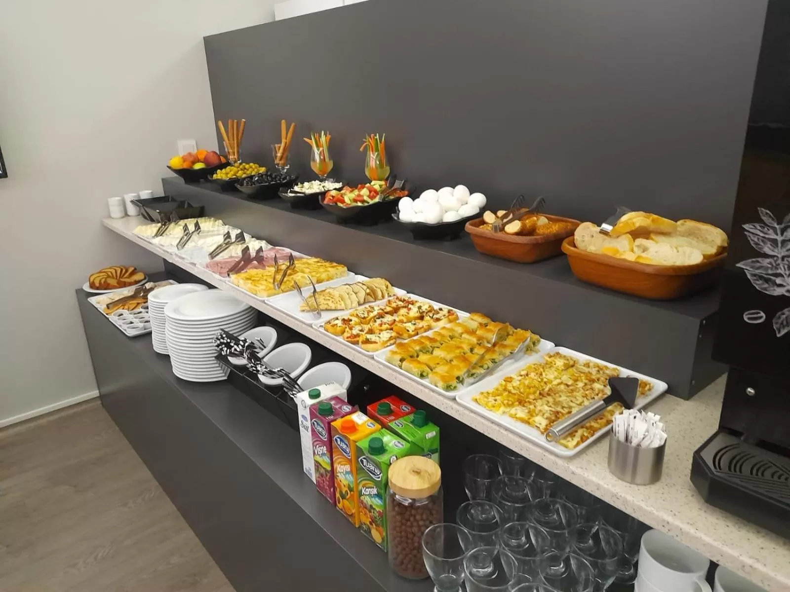 Coffee/tea facilities in Comfort Center Suit Hotel