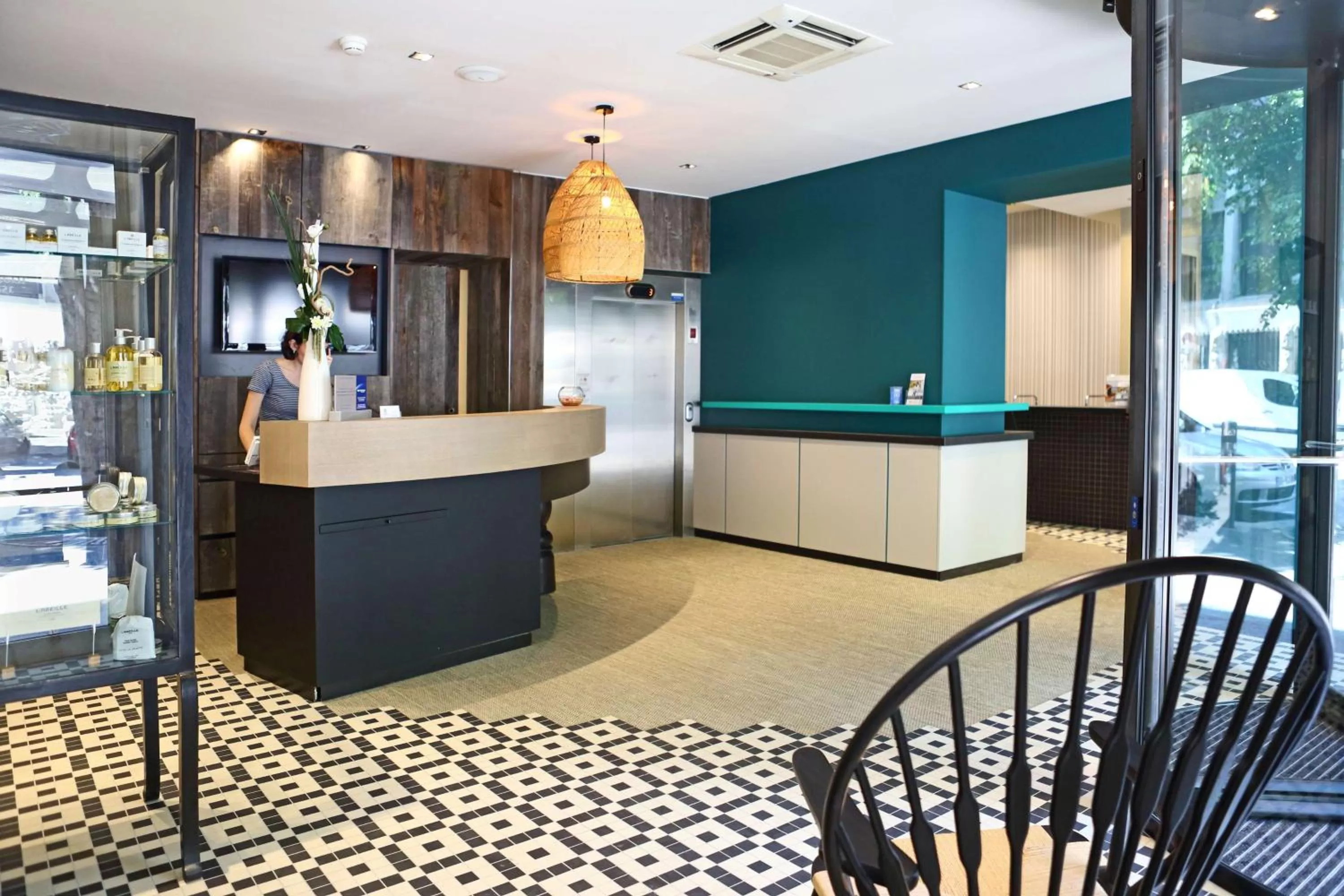 Lobby or reception in Best Western Plus Hôtel La Joliette