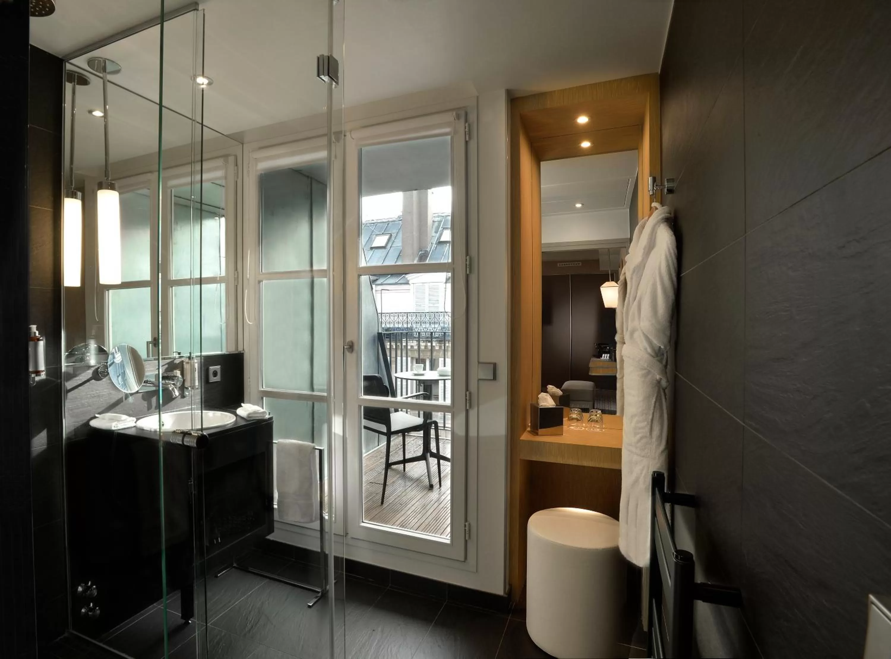 Shower in Hotel La Lanterne & Spa By Timhotel