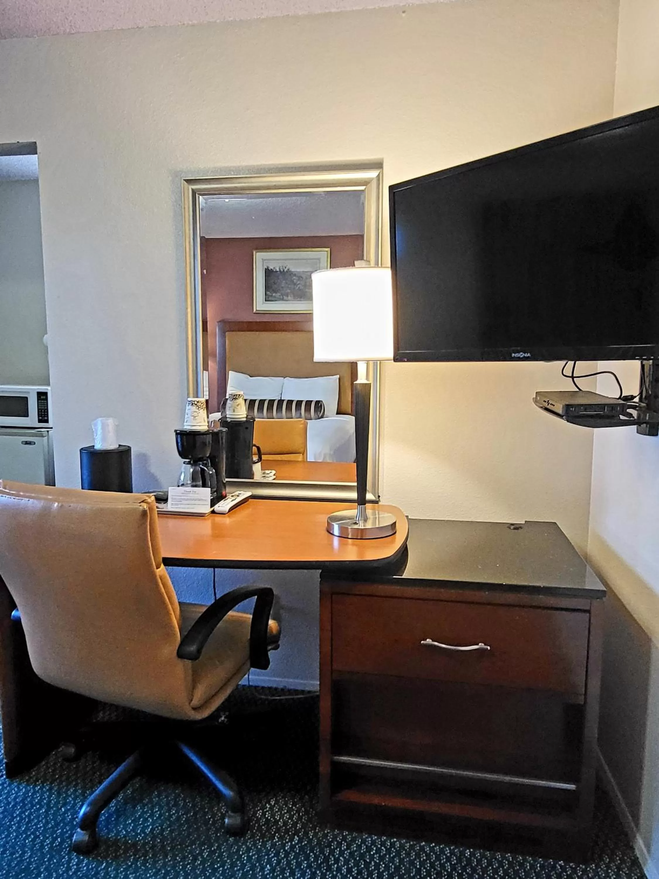 Communal lounge/ TV room, TV/Entertainment Center in Star Inn Barstow