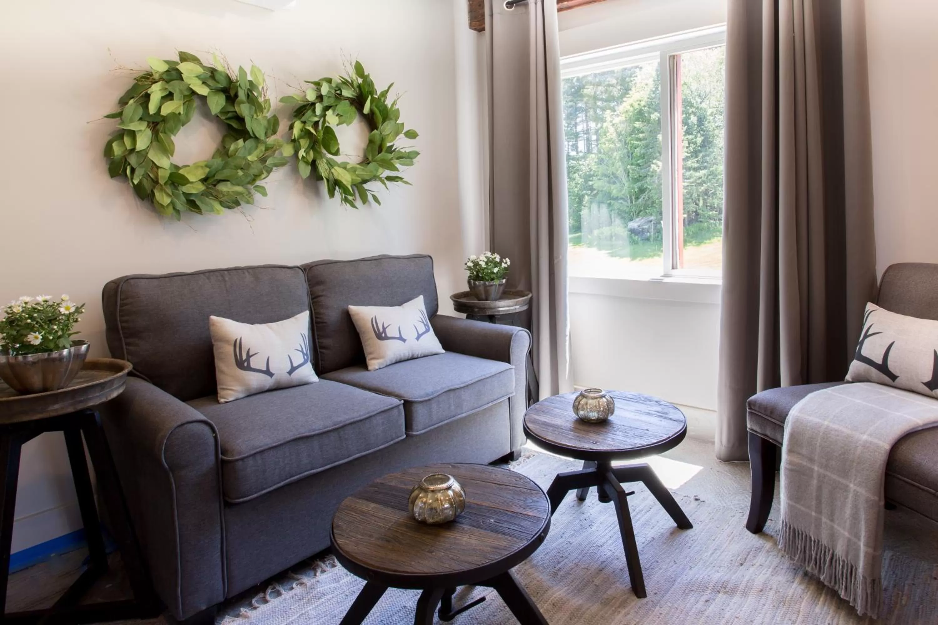 Seating area in Mountain Meadows Lodge