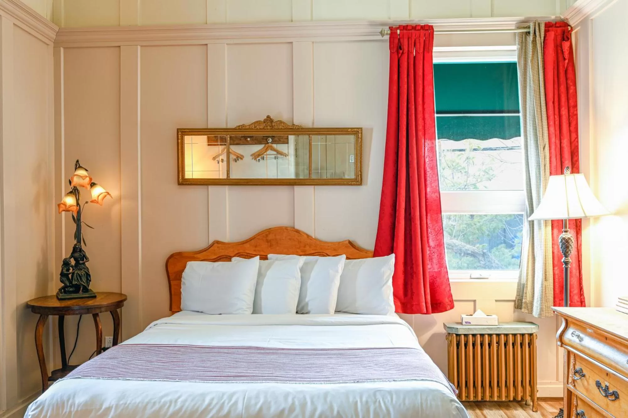 Bed in Hôtel-La Grande Maison et Spa