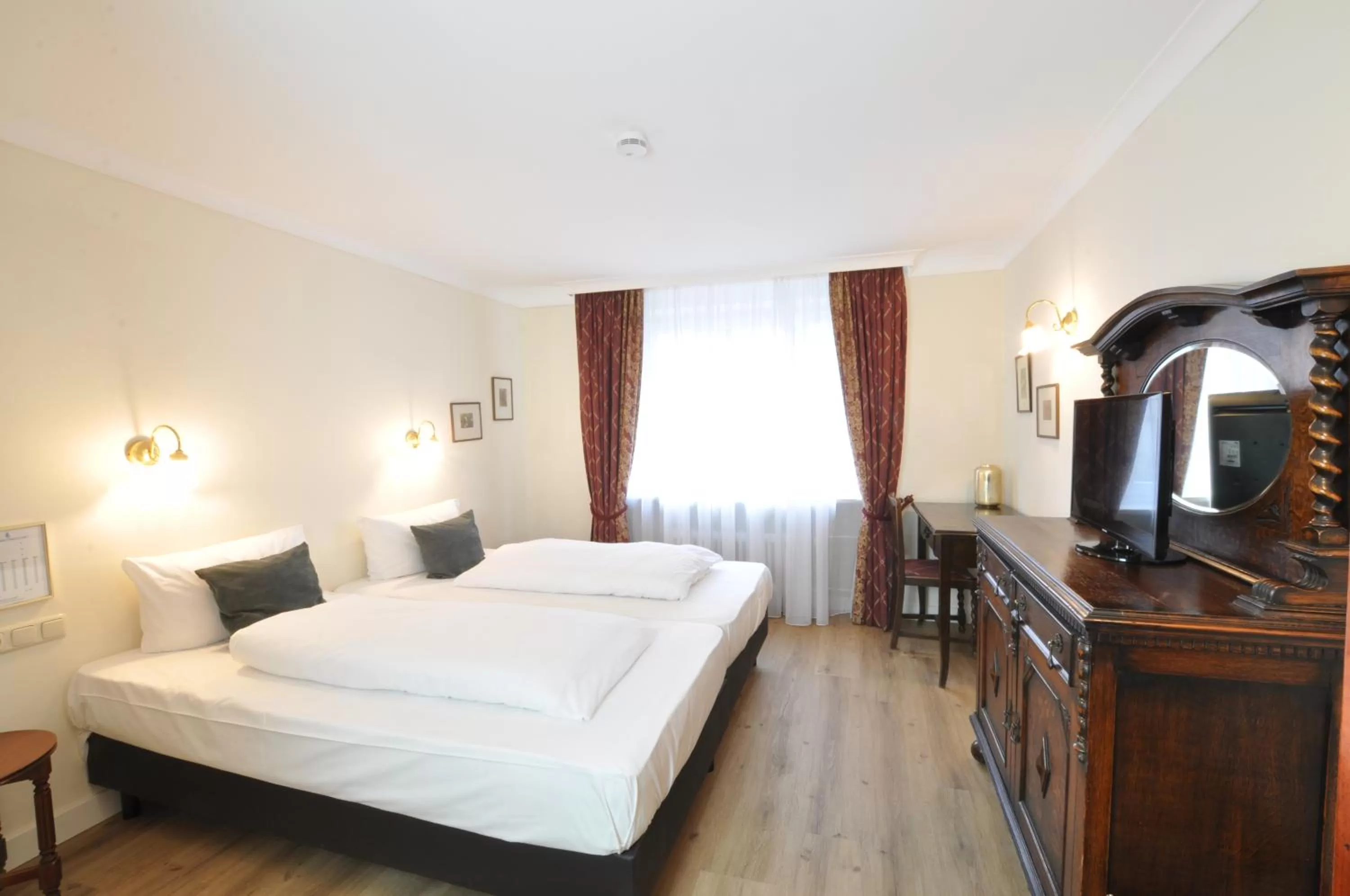 Photo of the whole room, Bed in Hotel Altmünchen by Blattl