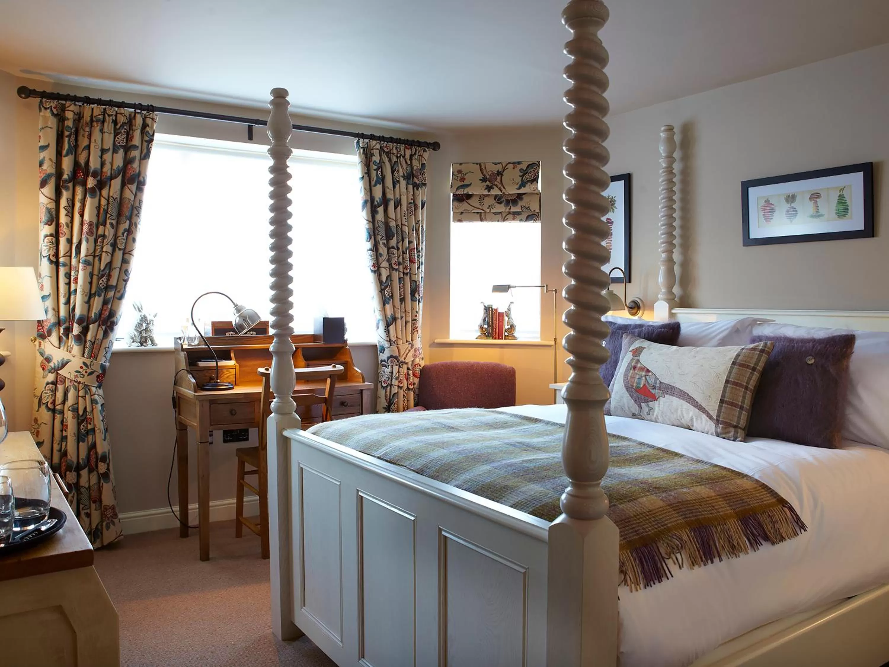 Coffee/tea facilities, Bed in The Plough Inn & Cottages