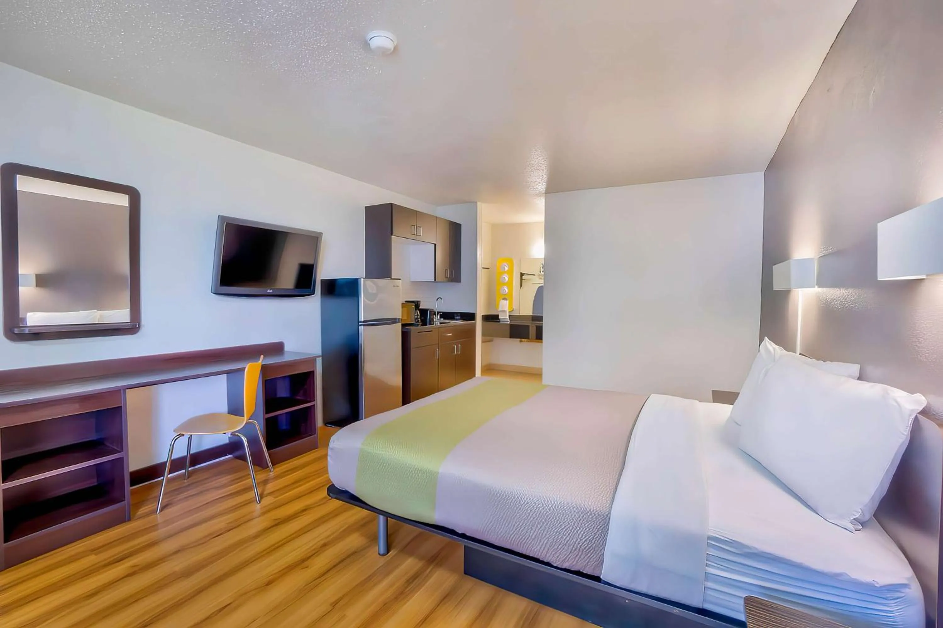 Bedroom, Bed in Studio 6 Gainesville, Fl