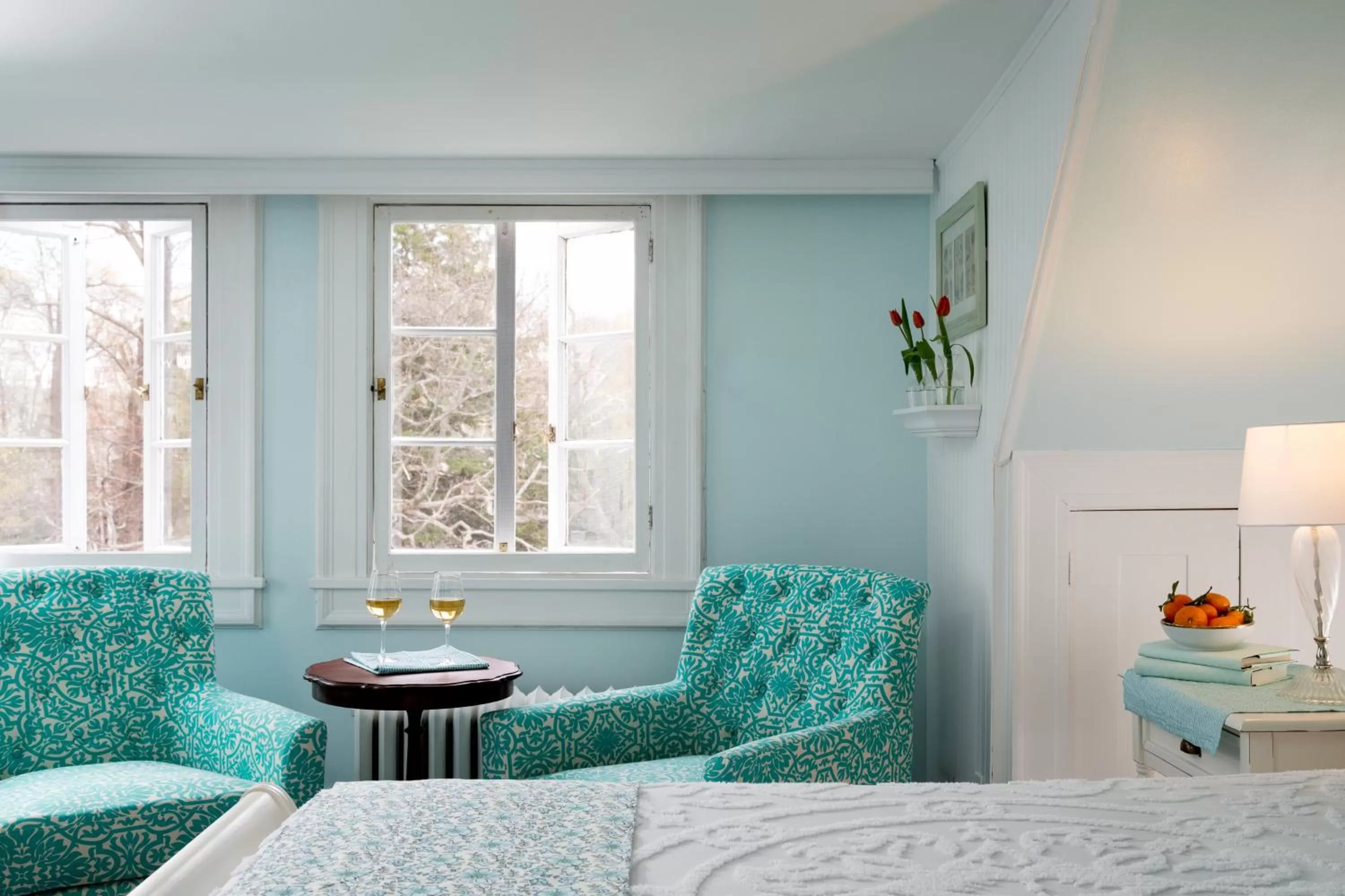 Seating area, Bed in Four Chimneys Inn