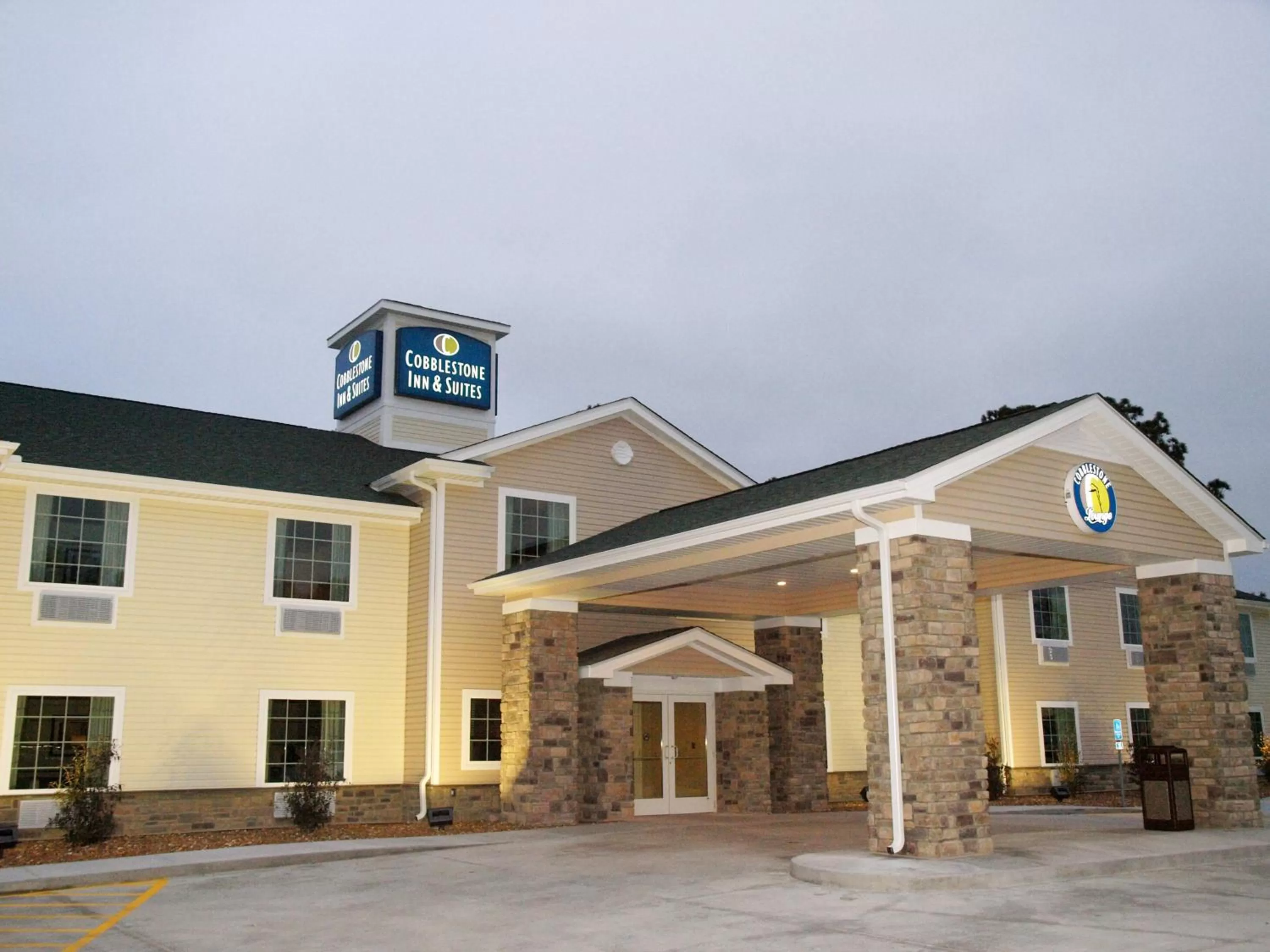 Facade/entrance, Property Building in Cobblestone Inn & Suites - Vinton, LA