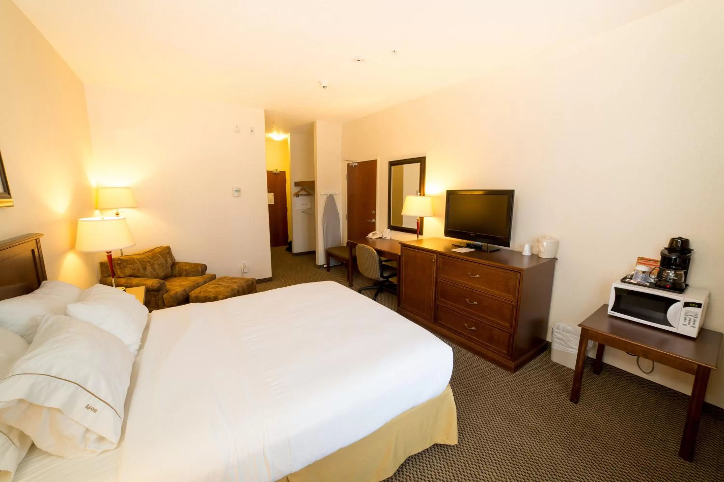 Photo of the whole room, Bed in Holiday Inn Express & Suites Drayton Valley by IHG