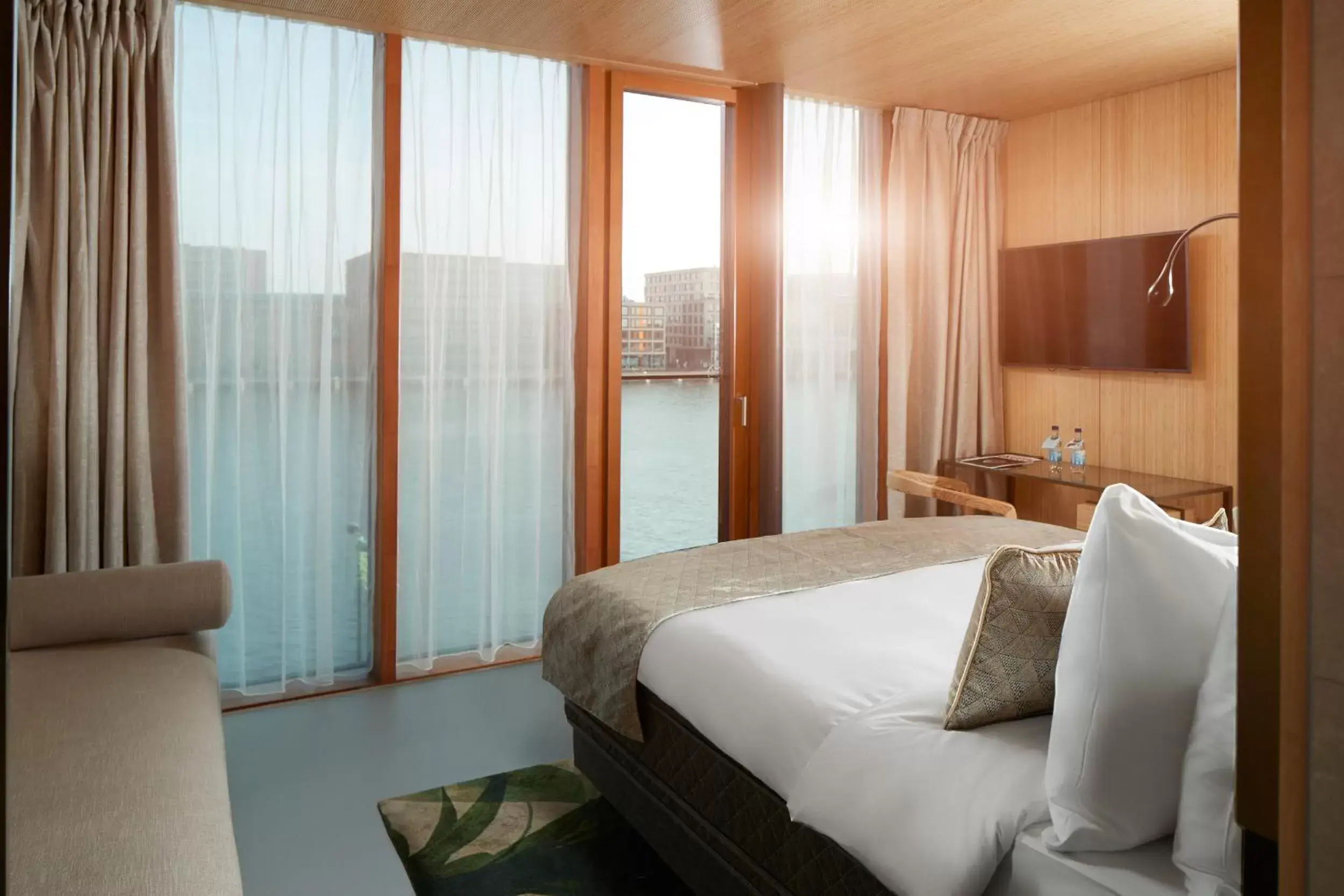 Junior Suite with Bath & Shower in Hotel Jakarta Amsterdam Junior Suite with Bath & Shower in Hotel Jakarta Amsterdam