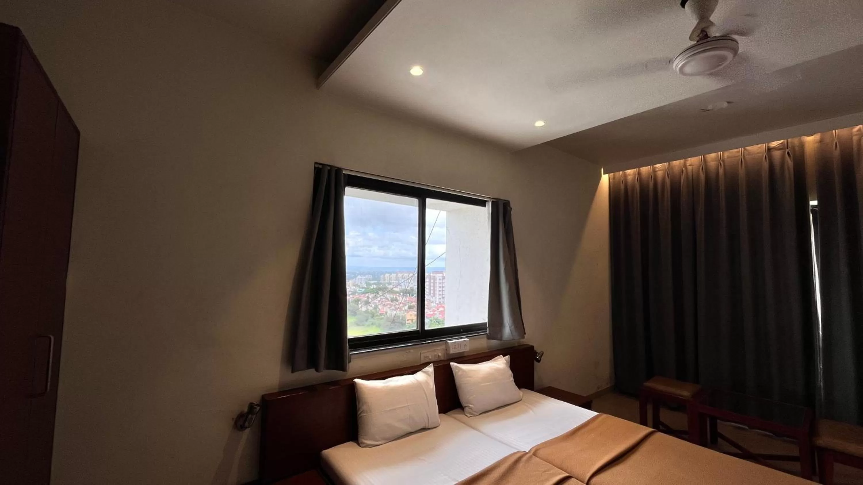 Bed in Hotel Sumanchandra Suites