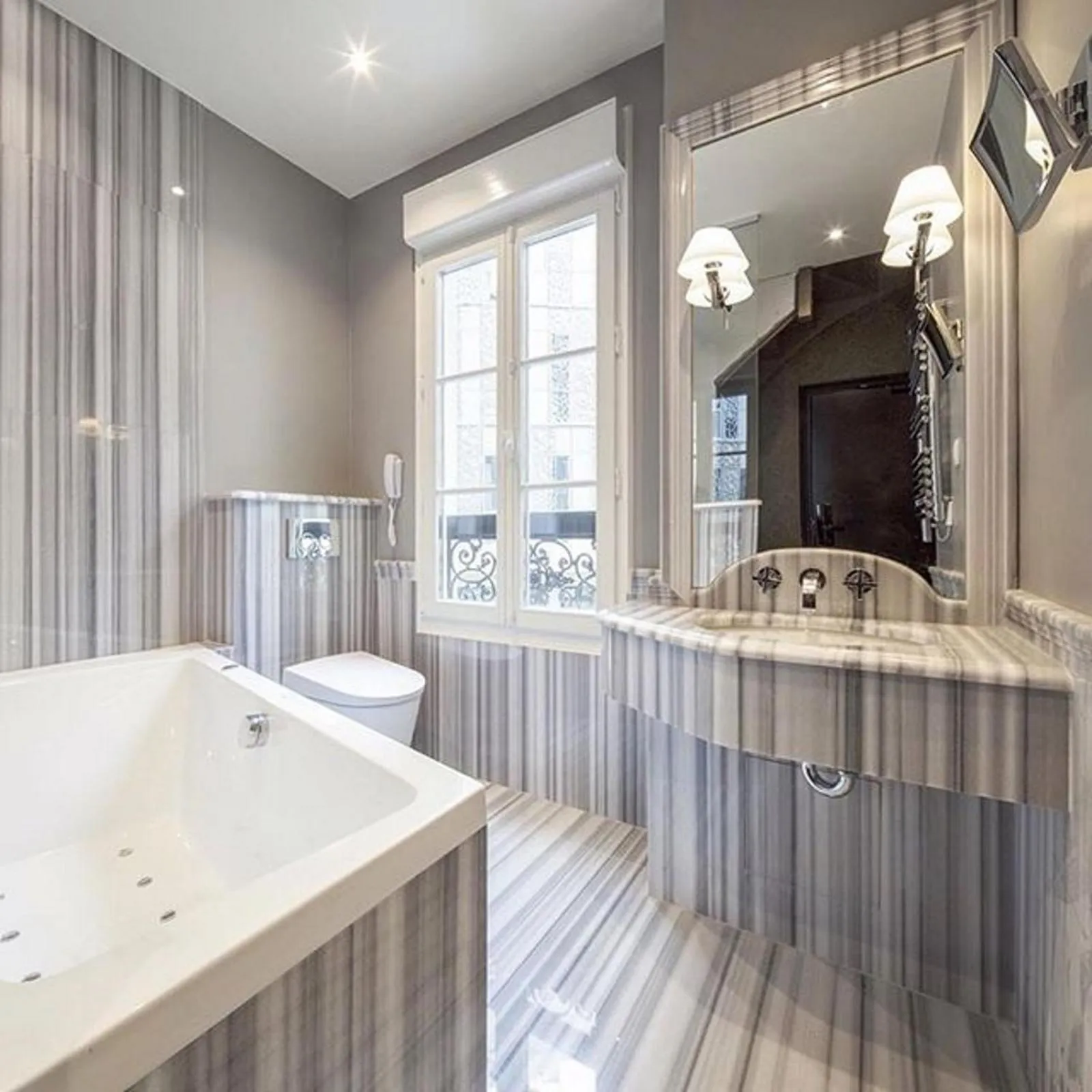 Bathroom in Hôtel George Washington