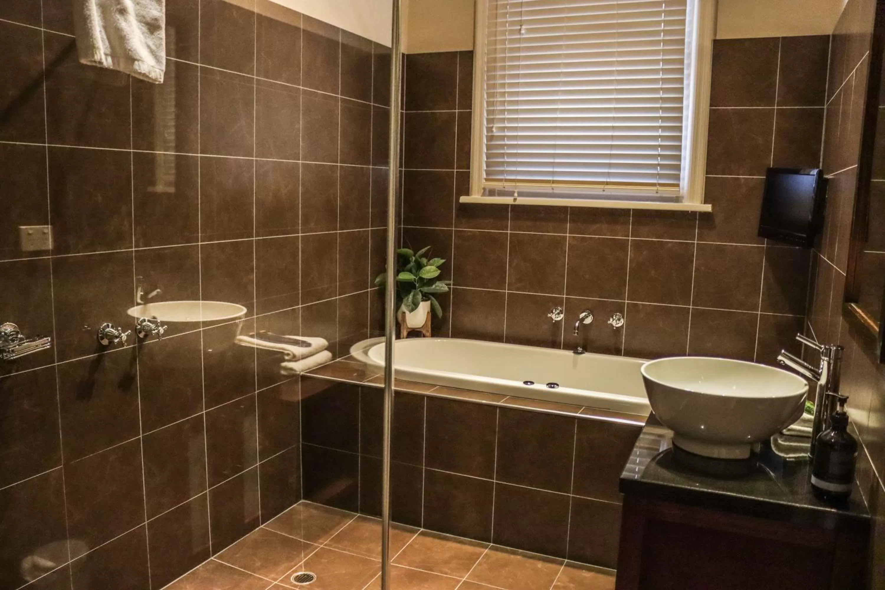 Bathroom in Oscars Hotel and Cafe Bar