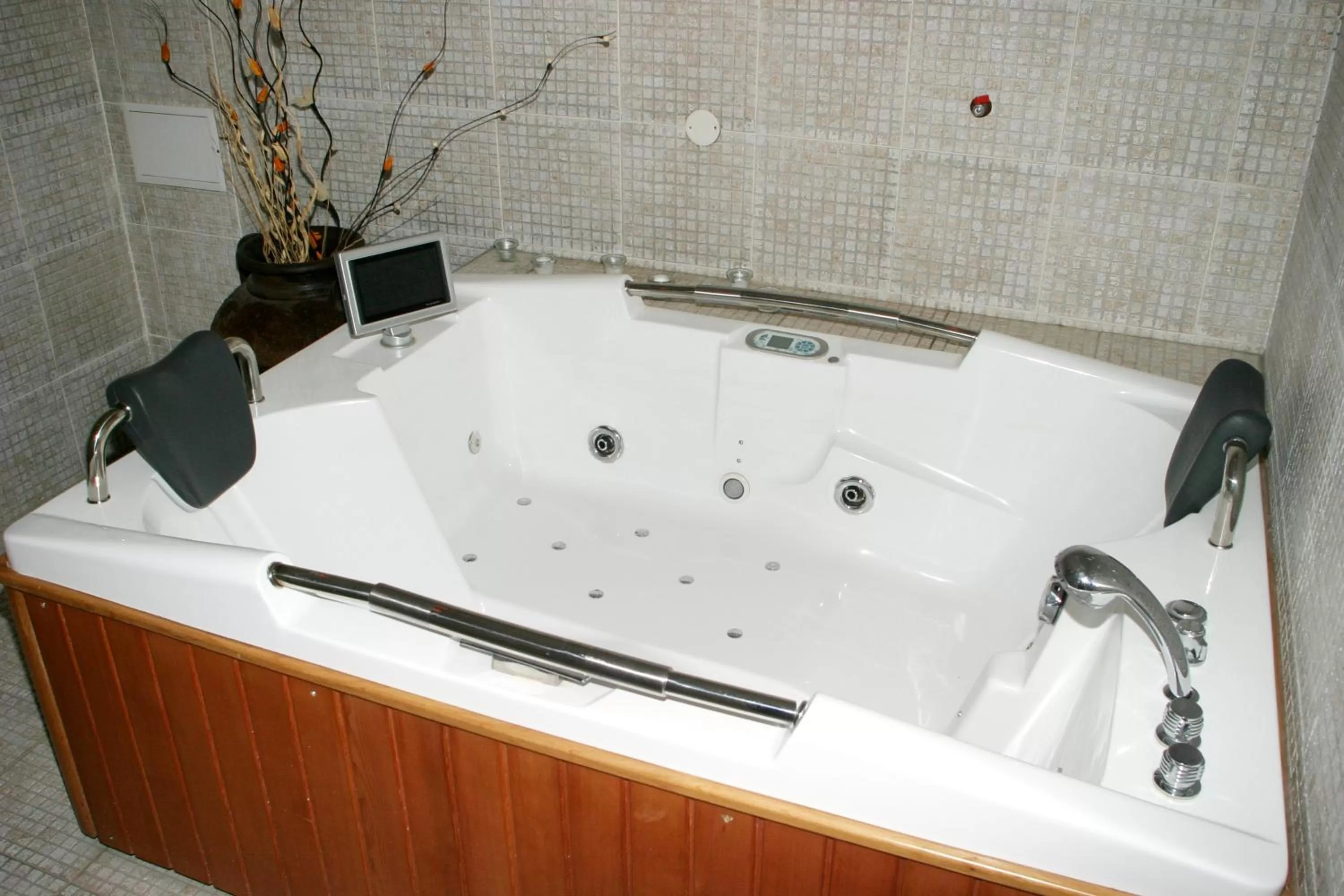 Hot Tub, Bathroom in Spa Hotel Kleptuza