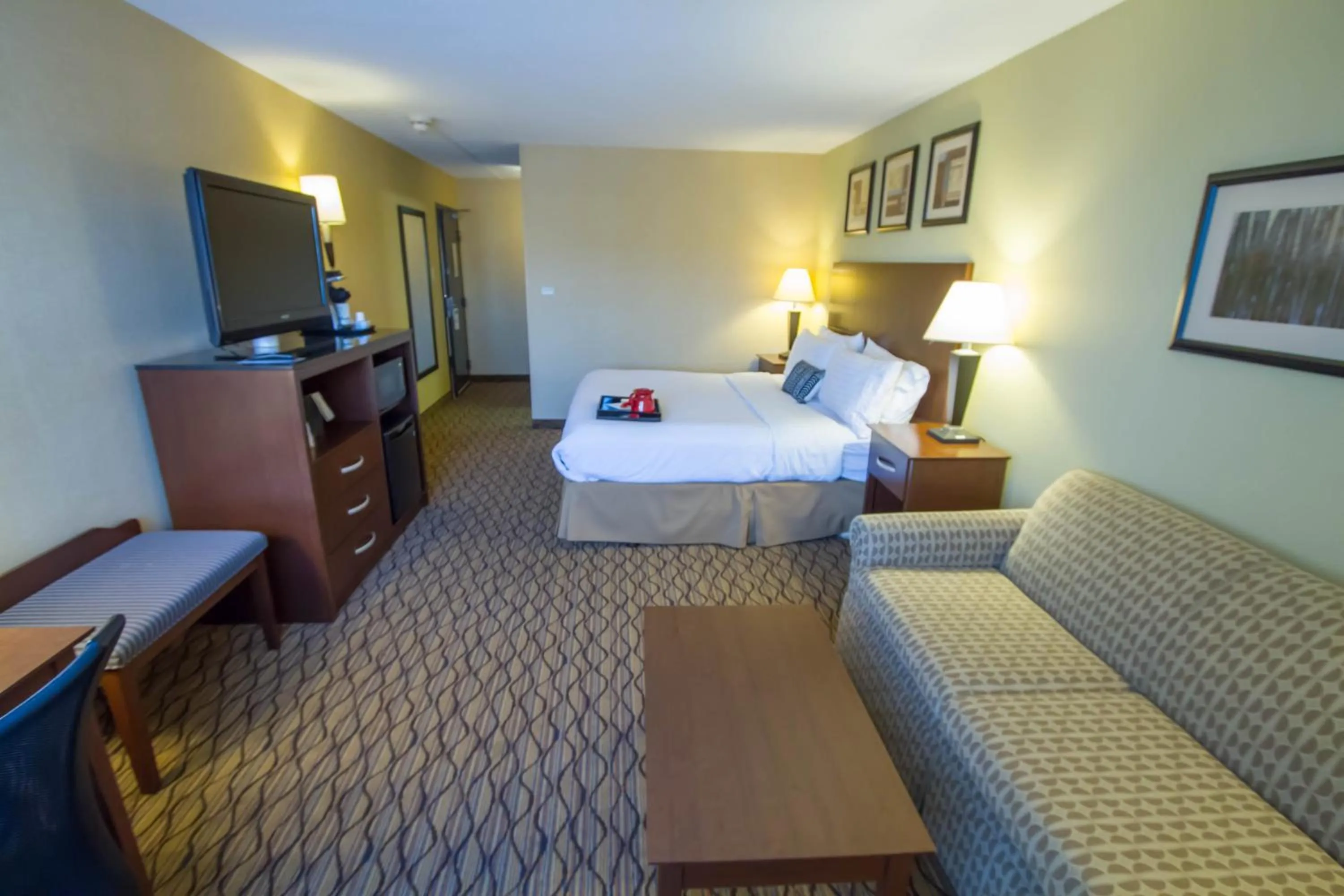 Photo of the whole room, Bed in Holiday Inn Bloomington Airport South-Mall Area by IHG