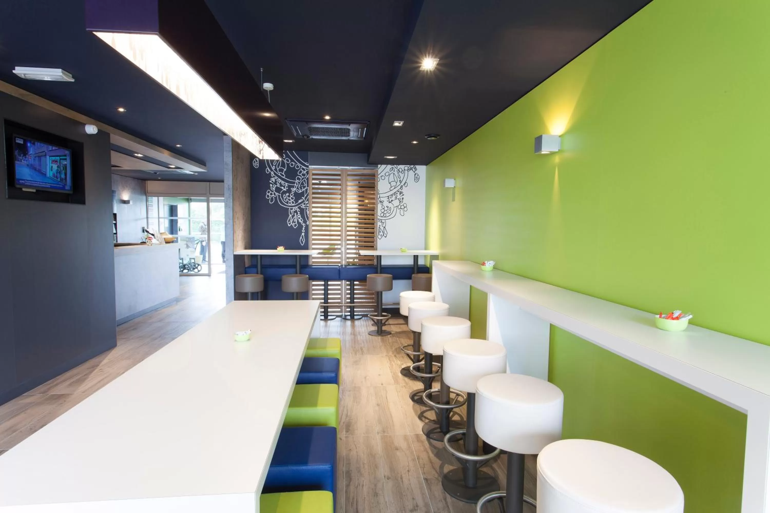 Dining area in ibis budget Cherbourg - La Glacerie