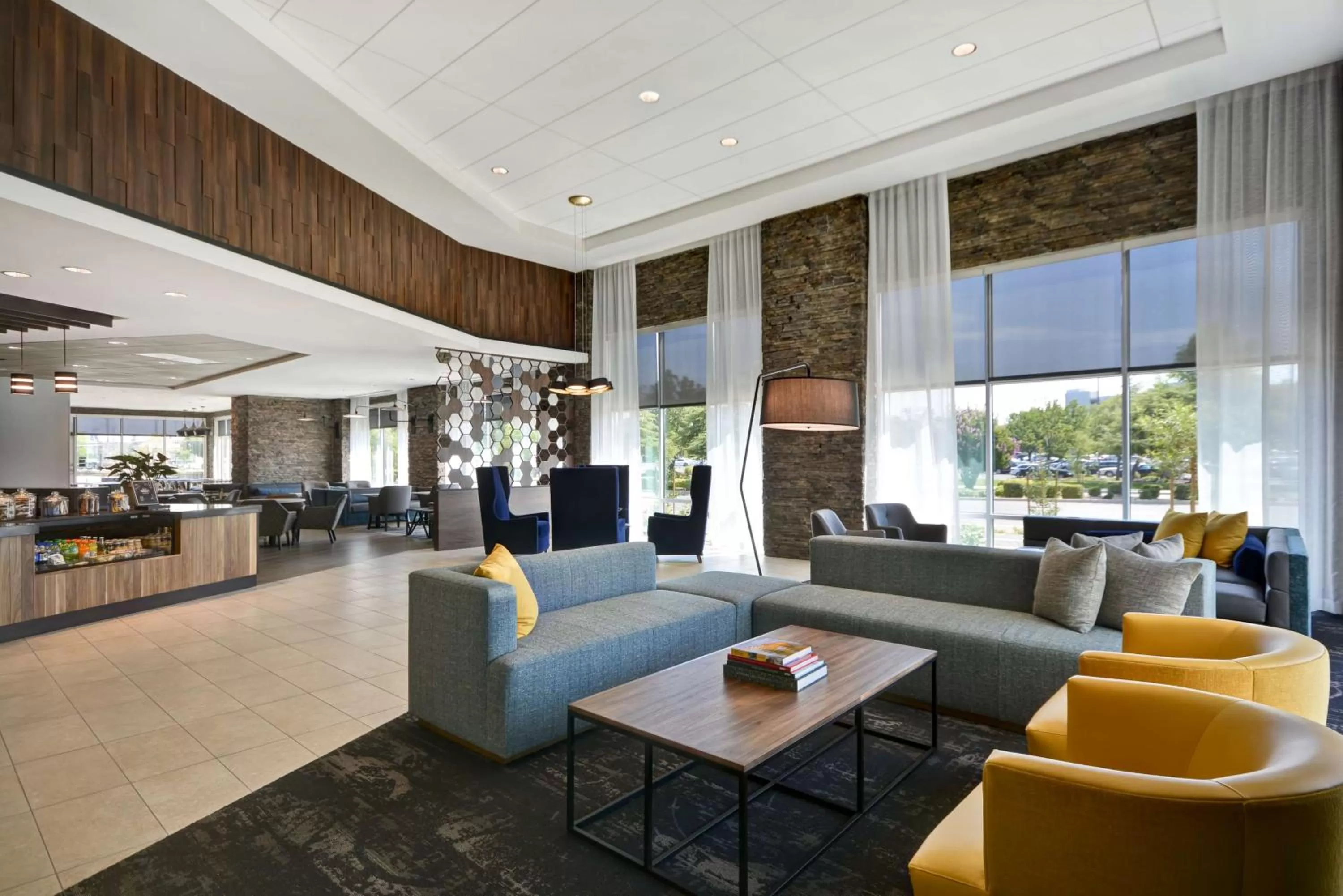 Lounge or bar in Hyatt Place Fresno
