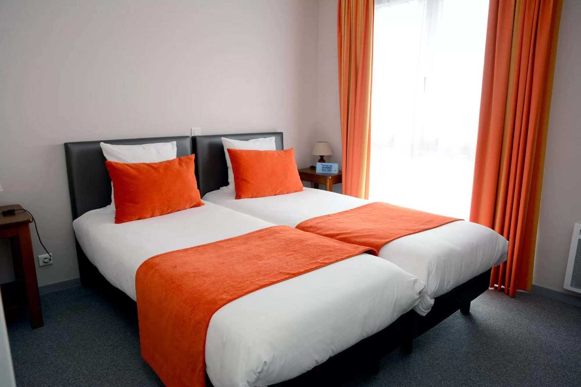 Bed in Hôtel Restaurant La Paix La Robe et le Palais